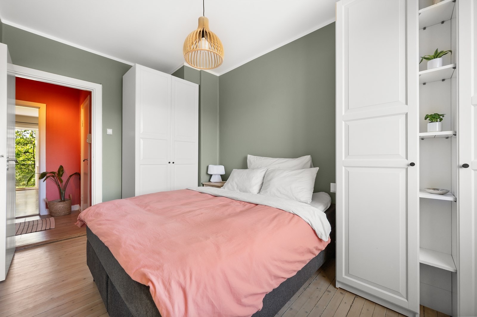 På soverommet er det god plass til dobbeltseng, nattbord og garderobeskap. Galleribilde