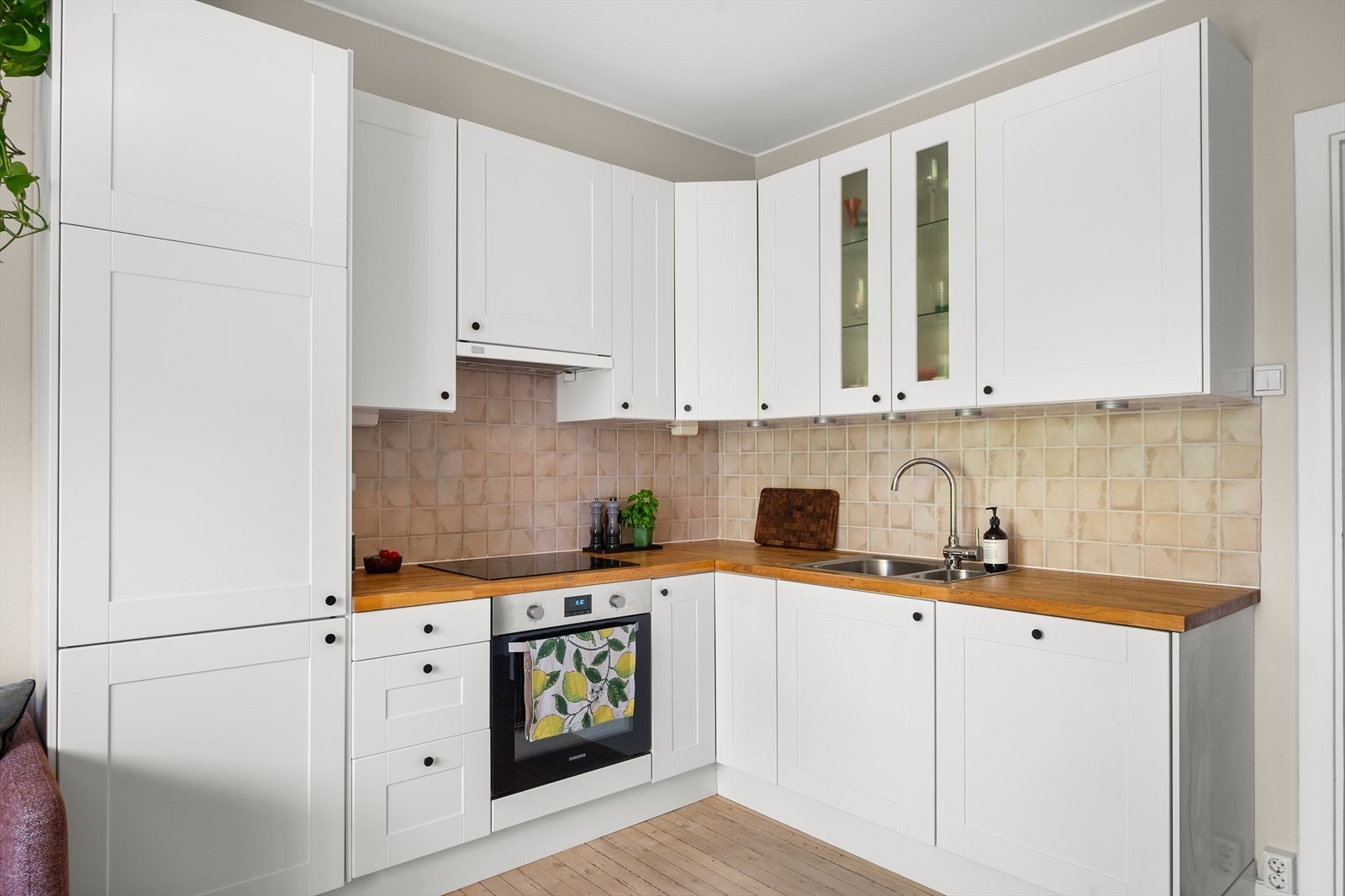 Kjøkkenet er utnyttet til det maksimale med masse lagringsplass i både skap og skuffer, samt god plass til matlaging. Galleribilde