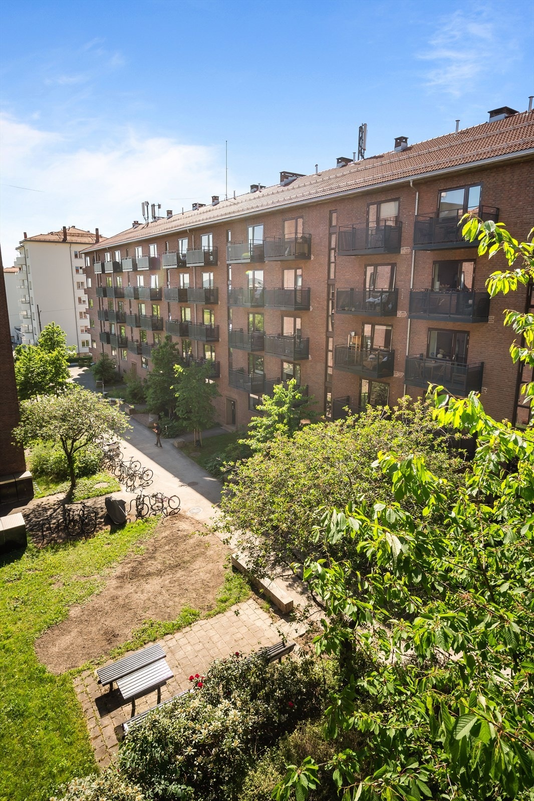 Fra balkongen er det grønt og fint utsyn mot borettslagets idylliske uteplass. Galleribilde