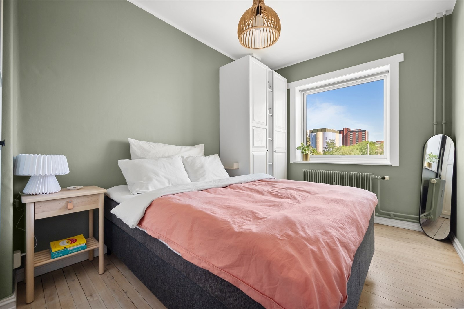 Soverommet i leiligheten er romslig og meget innbydende. Galleribilde