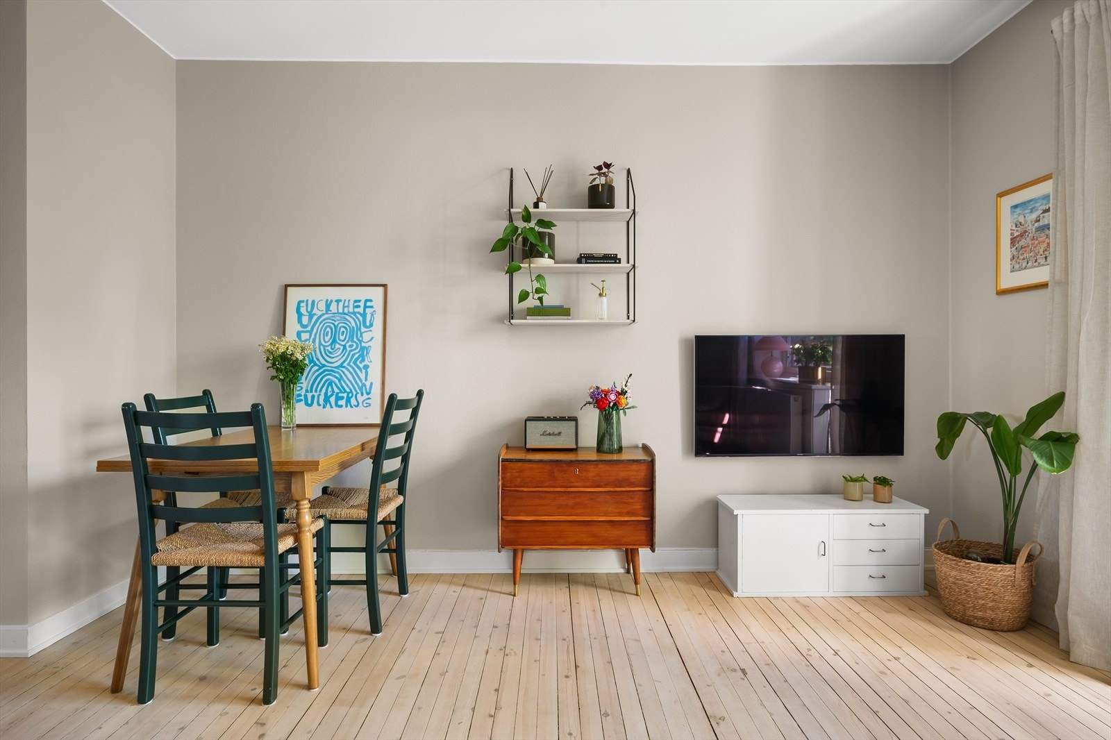 Leiligheten er stilren og oppleves gjennomført med pent, originalt heltregulv og vegger malt i tidsriktige farger. Galleribilde