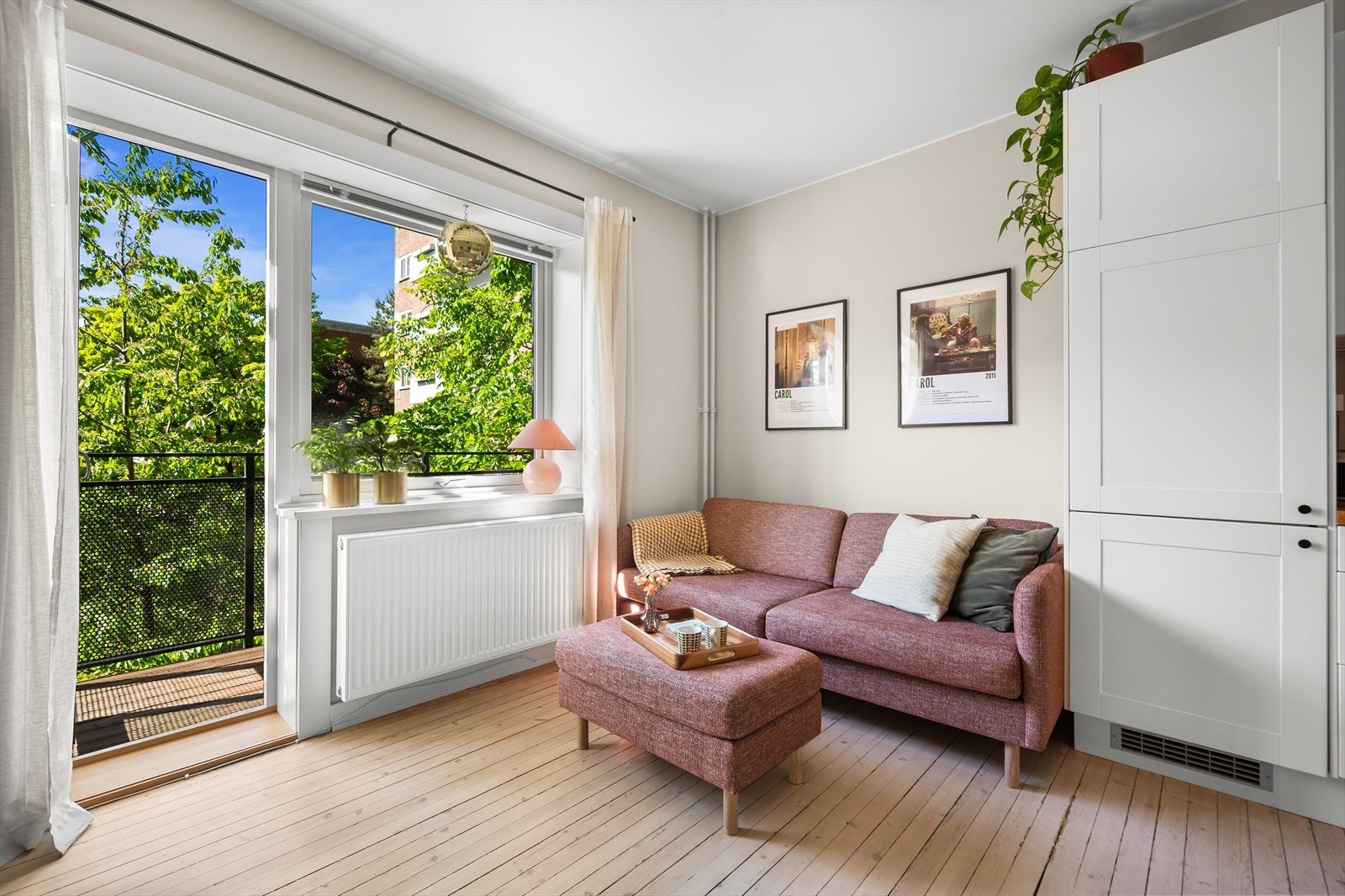 Rommet har stort vindu og balkongdør som sikrer godt innslipp av naturlig lys. Skjermet og pent utsyn. Galleribilde