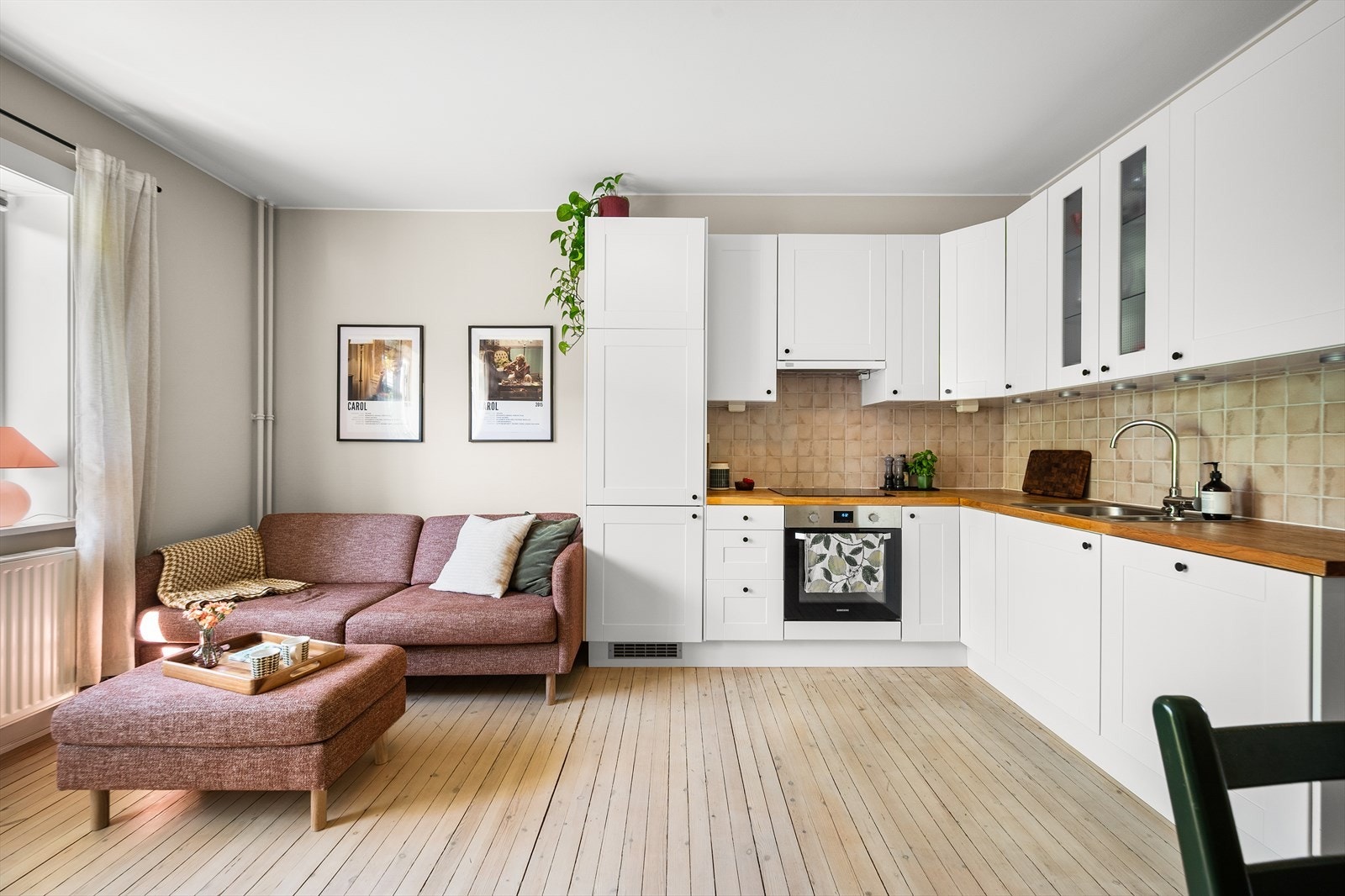 Klassisk og smakfullt kjøkken. Lys innredning med profilerte fronter, fliser på vegg over kjøkkenbenk og heltre benkeplate. Galleribilde