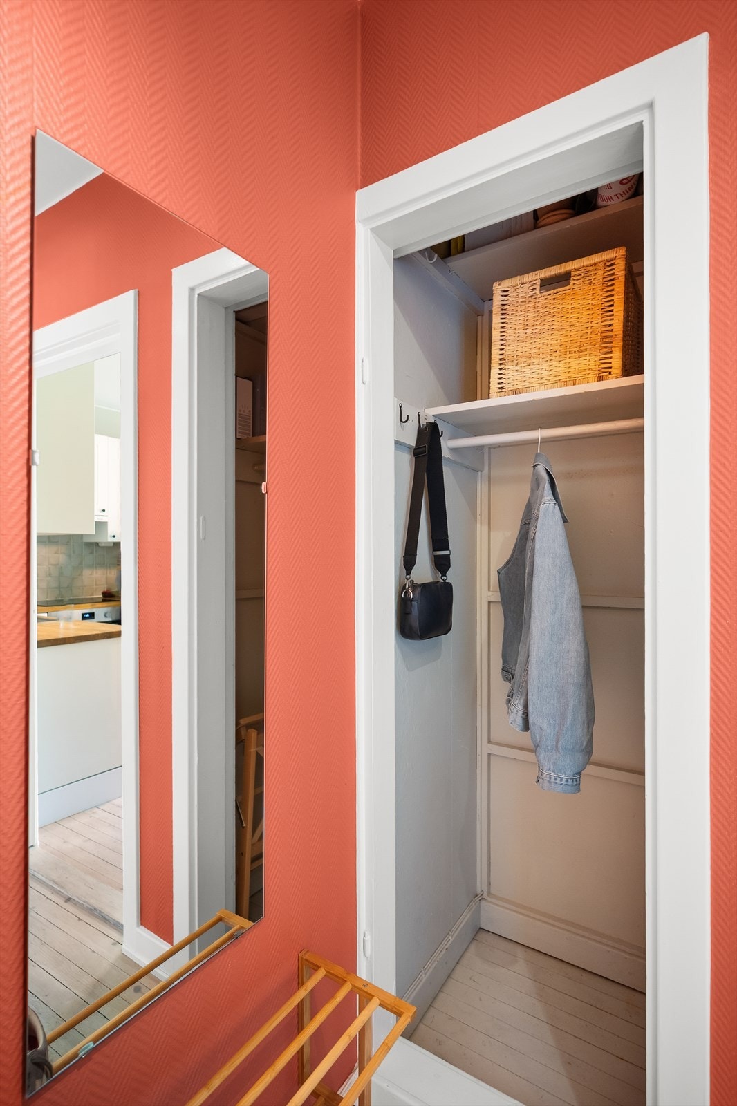 I gangen er det god plass til oppbevaring av yttertøy i innebygd garderobeskap samt plass til knagger og skohylle. Galleribilde