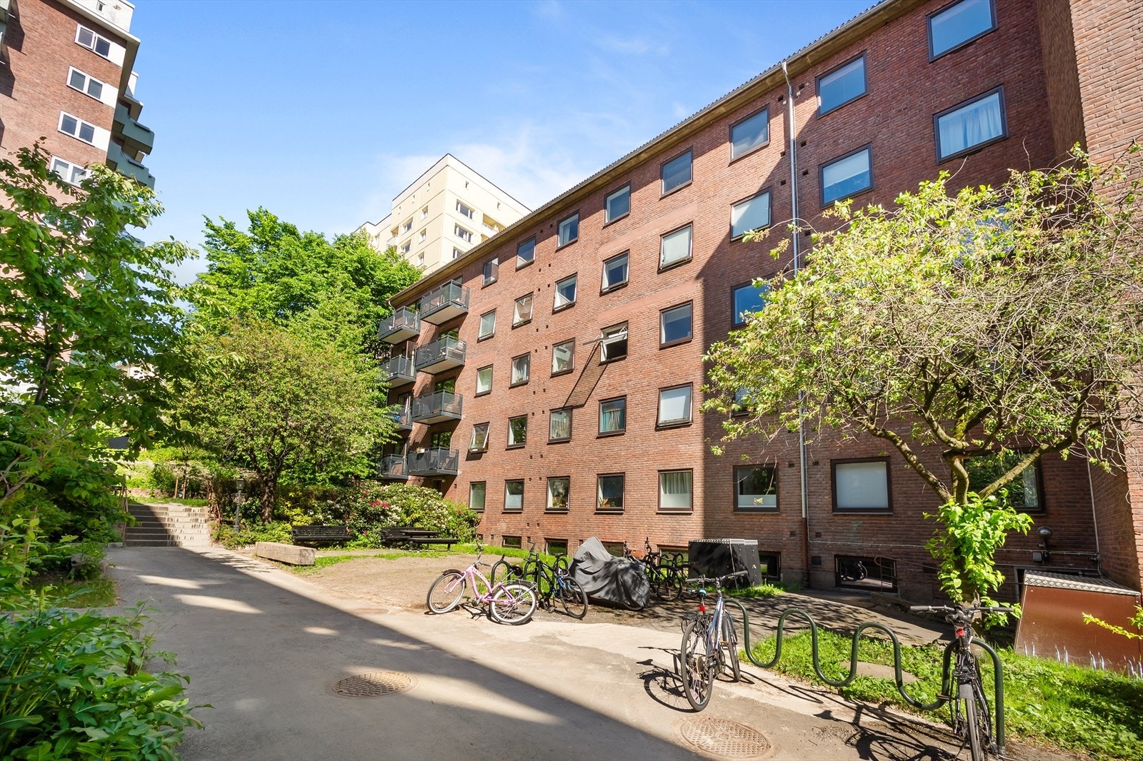 Det er flere sittegrupper og sykkelparkering ved inngangspartiet. Borettslaget har også sykkelbod og et selskapslokale/velferdsrom man kan leie. Høsten 2024 ble det laget et treningsrom i kjelleren i 17-blokka. Galleribilde