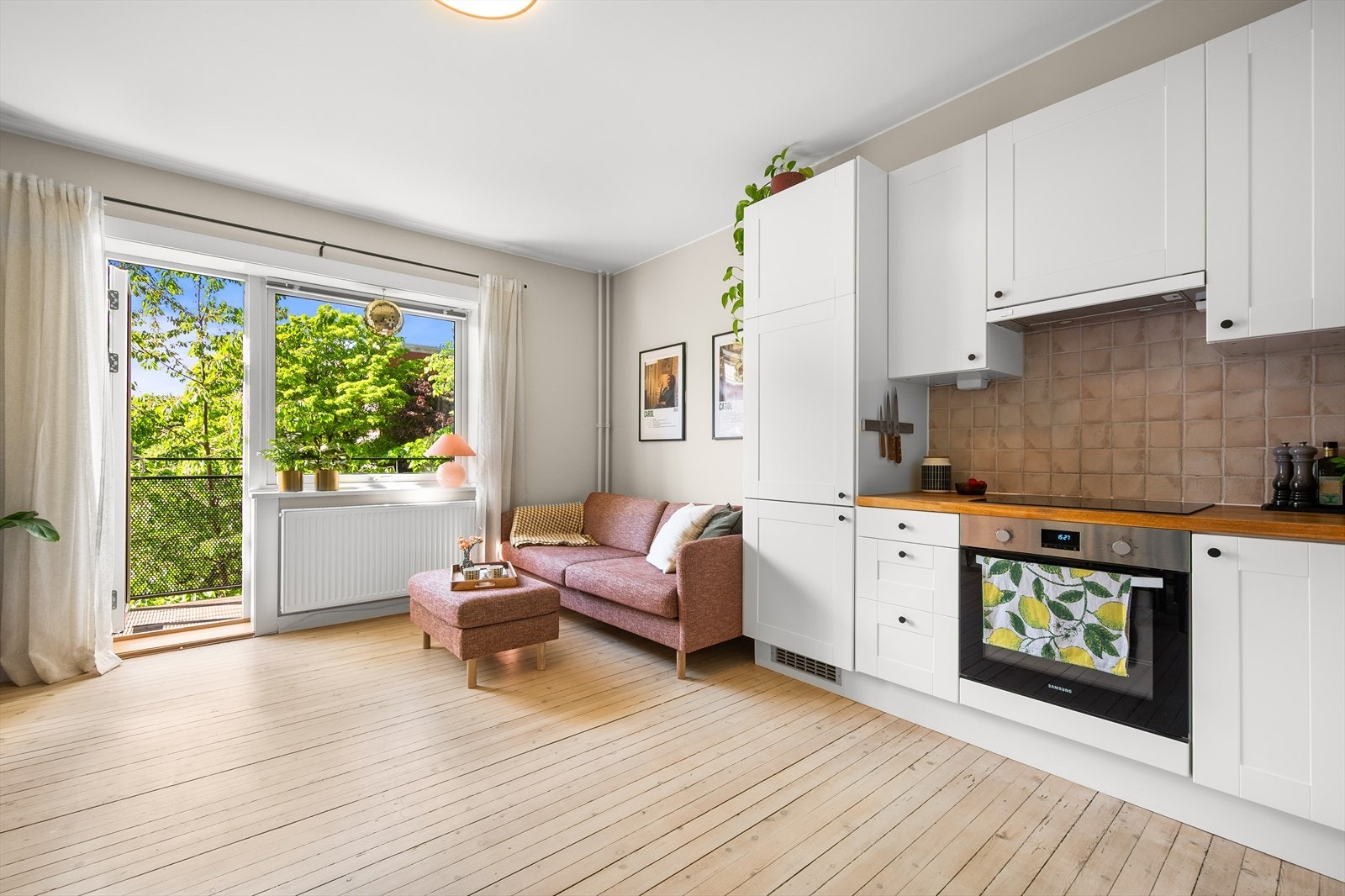 I stuen er det god plass til sofagruppe med tilhørende sofabord og tv-møblement. Galleribilde