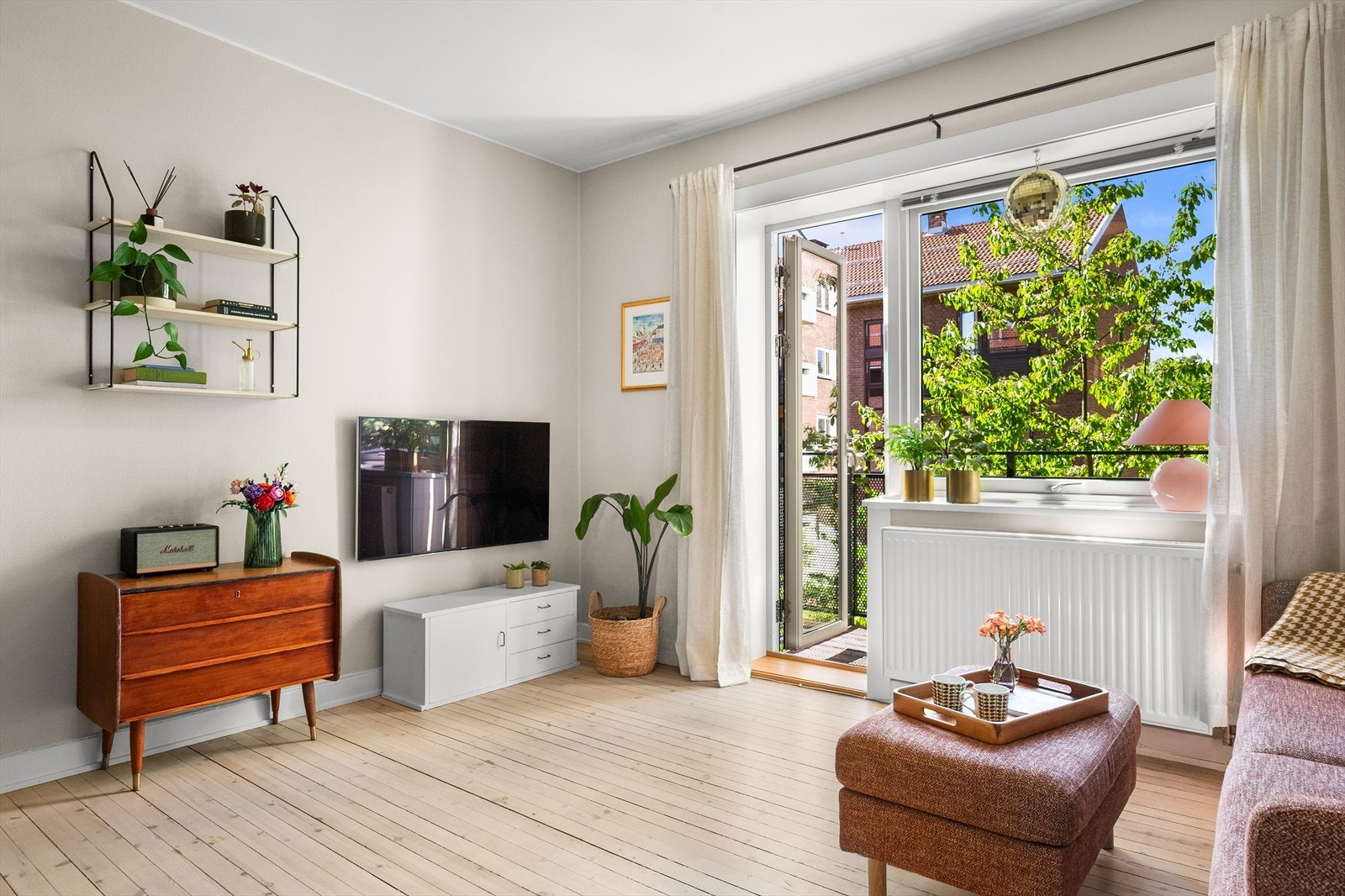 Leiligheten ligger i 3. etasje, og inneholder entré, bad, soverom, kjøkken og stue. Galleribilde