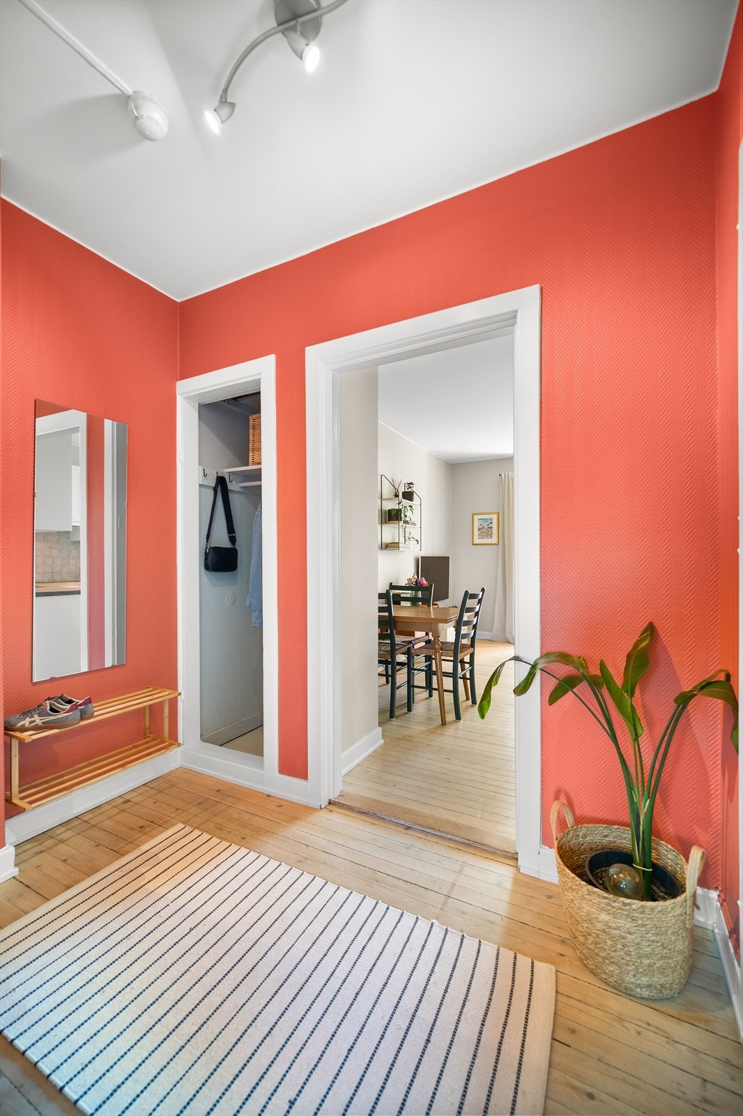 Leiligheten har en gjennomgående planløsning som sikrer optimale lysforhold. Galleribilde