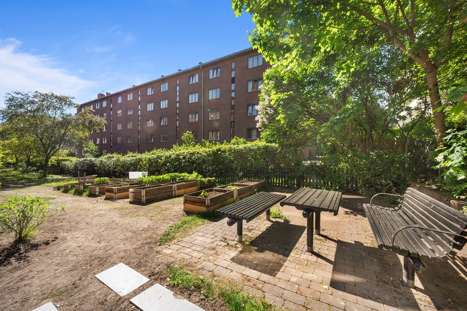 Borettslaget har store og idylliske fellearealer med plen, hekk, parsellhage og beplantning. Galleribilde