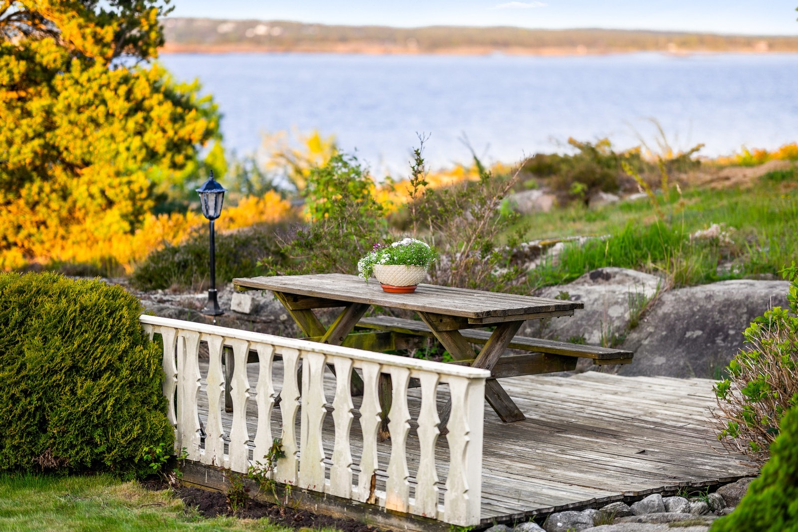 Praktisk treplatting i terrenget på 18 m² - et flott sted for avslapning i grønne omgivelser. Galleribilde