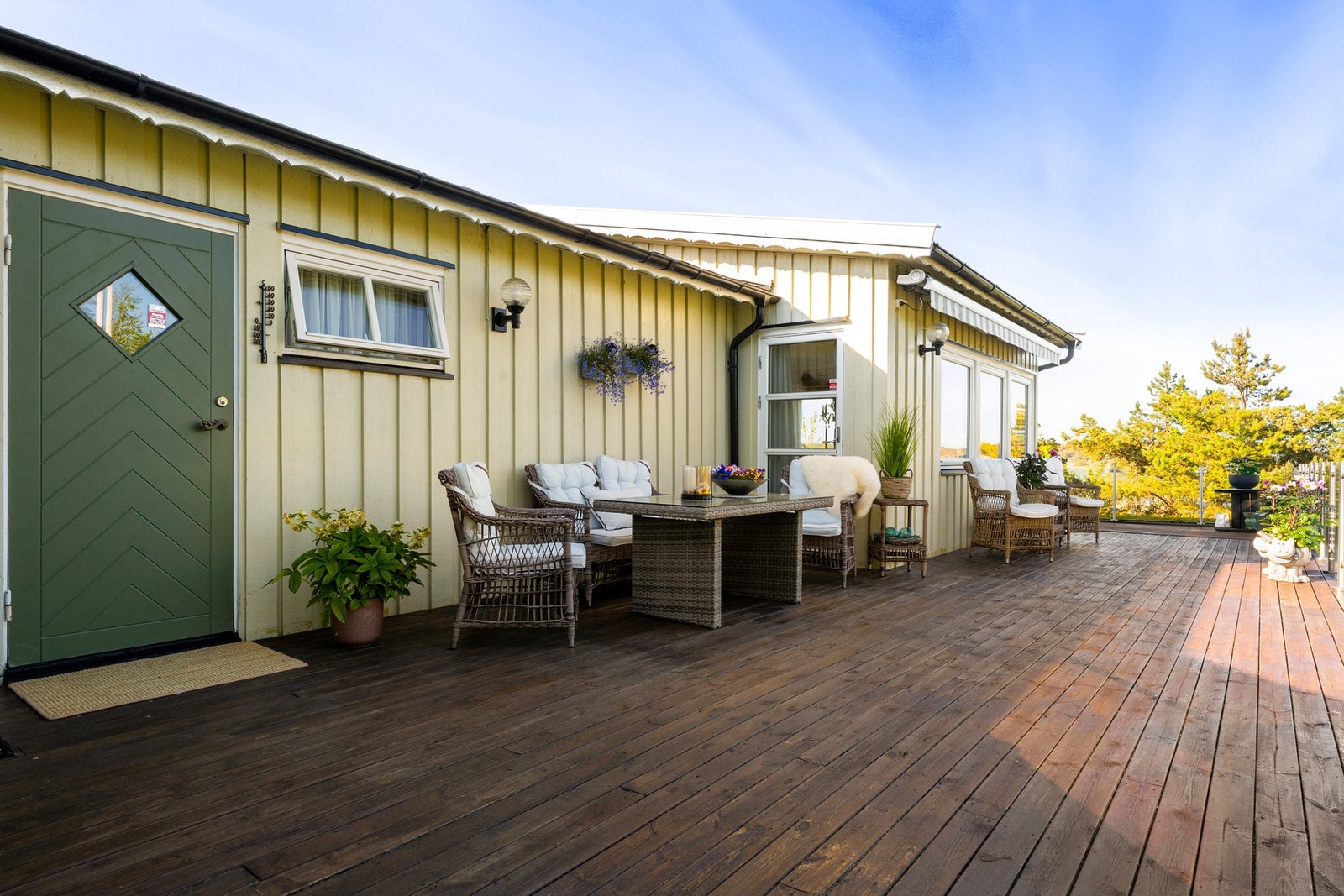 Hytta har fått flere oppgraderinger - blant annet nytt kjøkken og bad fra 2012. Galleribilde