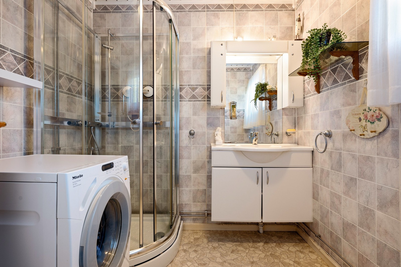 Badet er fra 2012 og har våtromsplater på vegg og belegg på gulv. Opplegg til vaskemaskin. Badet er ikke utstyrt med sluk. Galleribilde