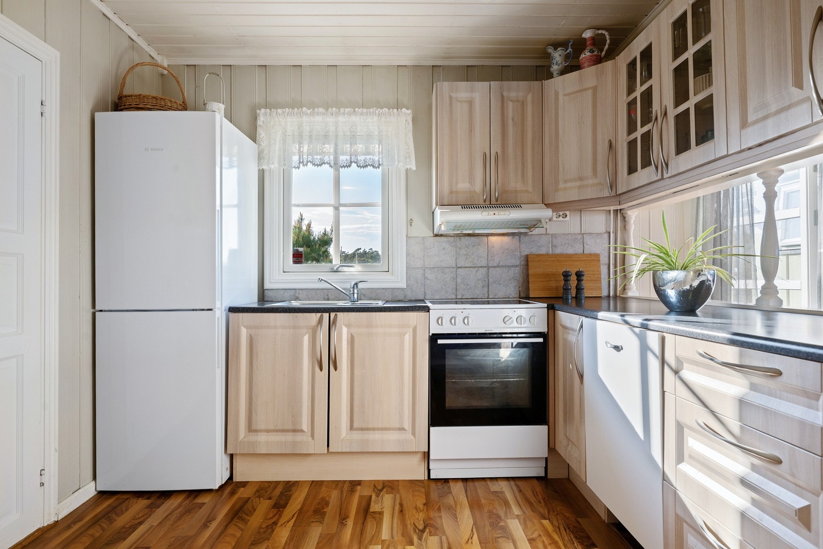 Kjøkken fra 2012 - Malt panel i tak og vegger, belegg på gulv. Laminat innredning og benkeplate. Galleribilde