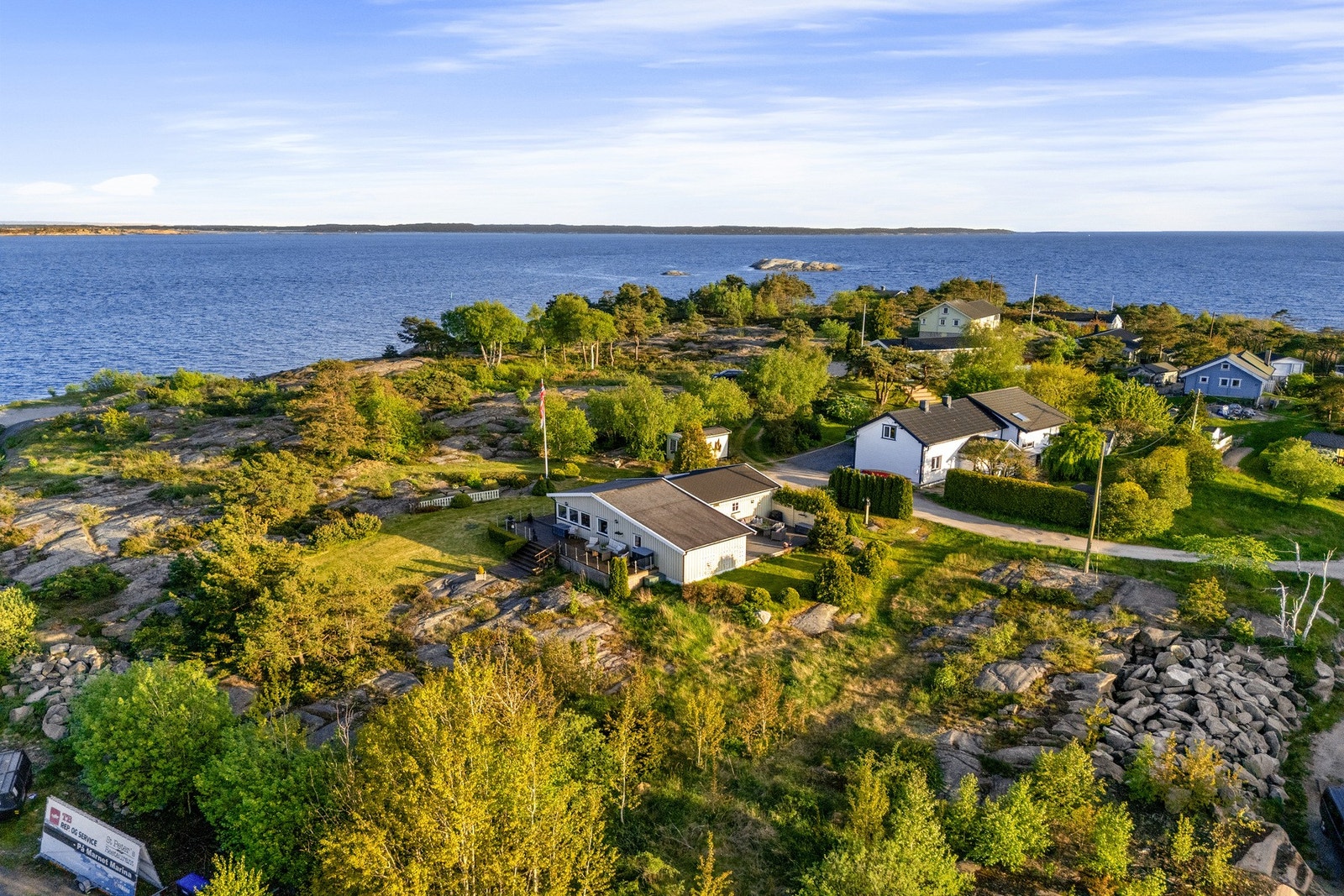 Nyt livet ved sjøen - med badeplasser, svaberg og båtliv rett utenfor døren. Galleribilde