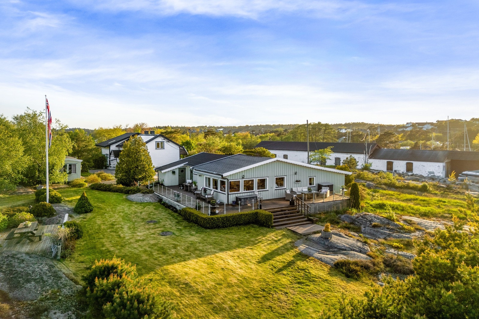 Romslig hytte med særpreg - sannsynlig oppført på 50-60-tallet og tilbygd flere ganger. Galleribilde