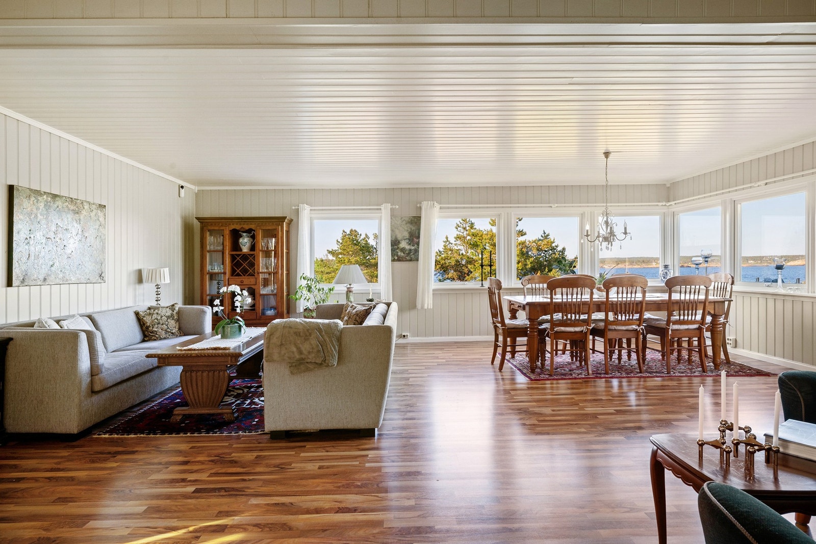 Utsikten kan nytes både inne og ute Galleribilde