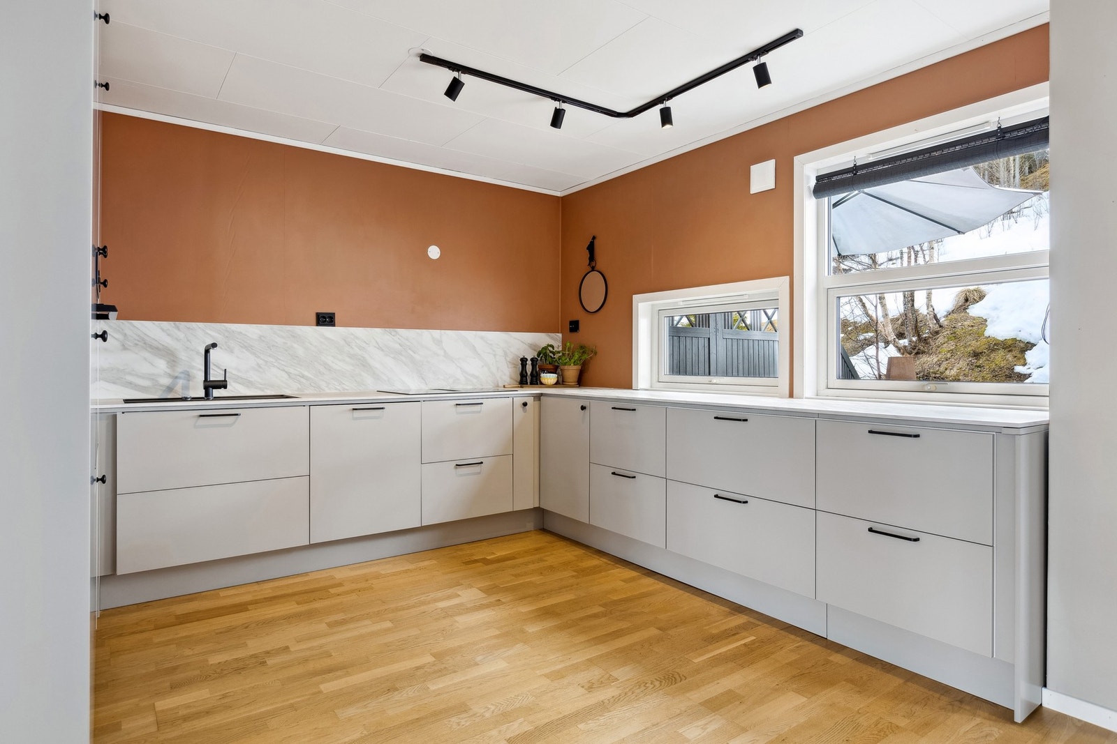 Lange benkeplater gir god plass til å lage mat og bake i lyse omgivelser. Galleribilde