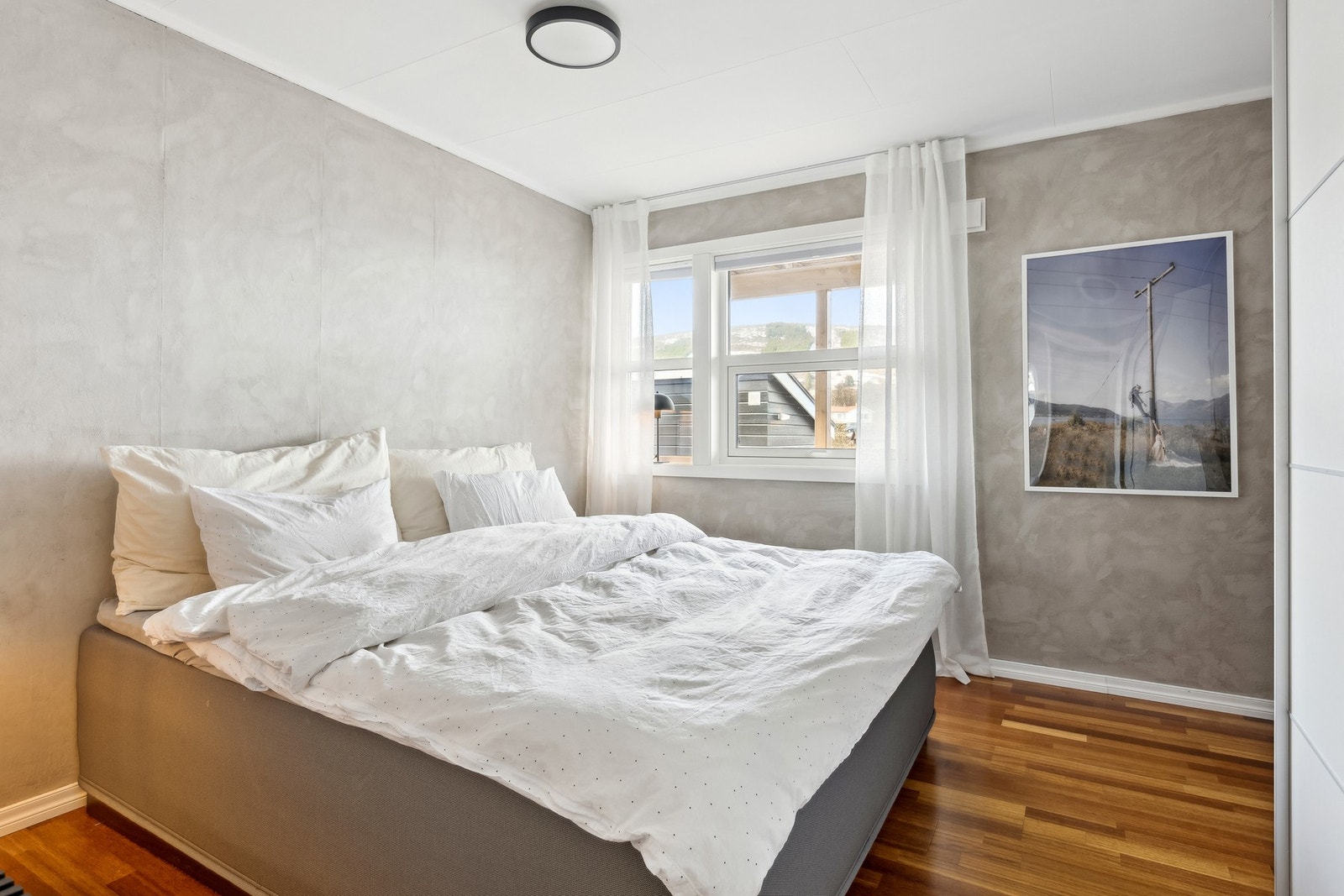 Soverommet er romslig med god plass til dobbeltseng og skap. Galleribilde