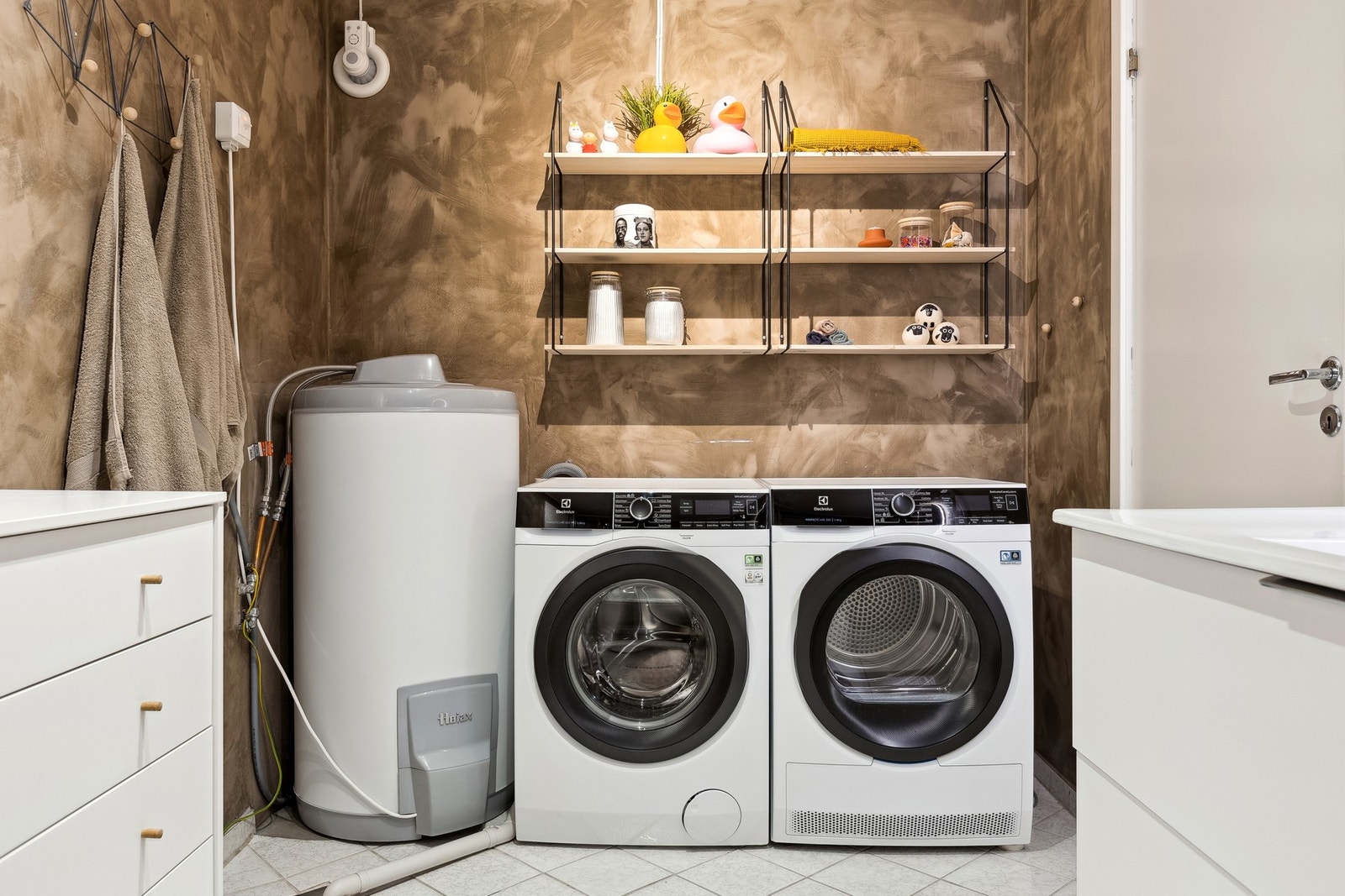 God plass til vaskemaskin og tørketrommel på badet. VV-tank fra 2020. Galleribilde