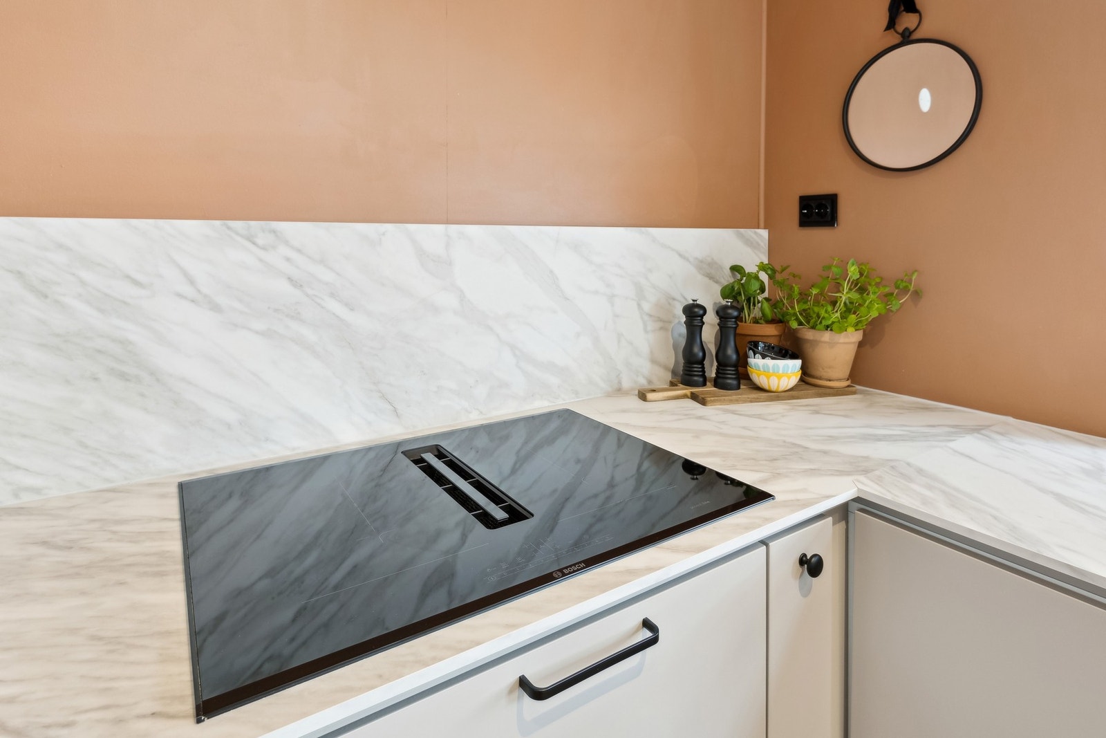 Moderne platetopp med innsug gjør at man slipper en stor avtrekksvifte på veggen. Galleribilde