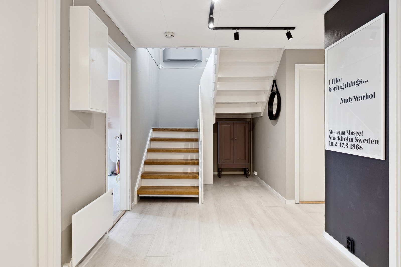 Lys og flott hall med trapp som tar deg opp i 2. etasje. Moderne varmepumpe fra 2024. Galleribilde