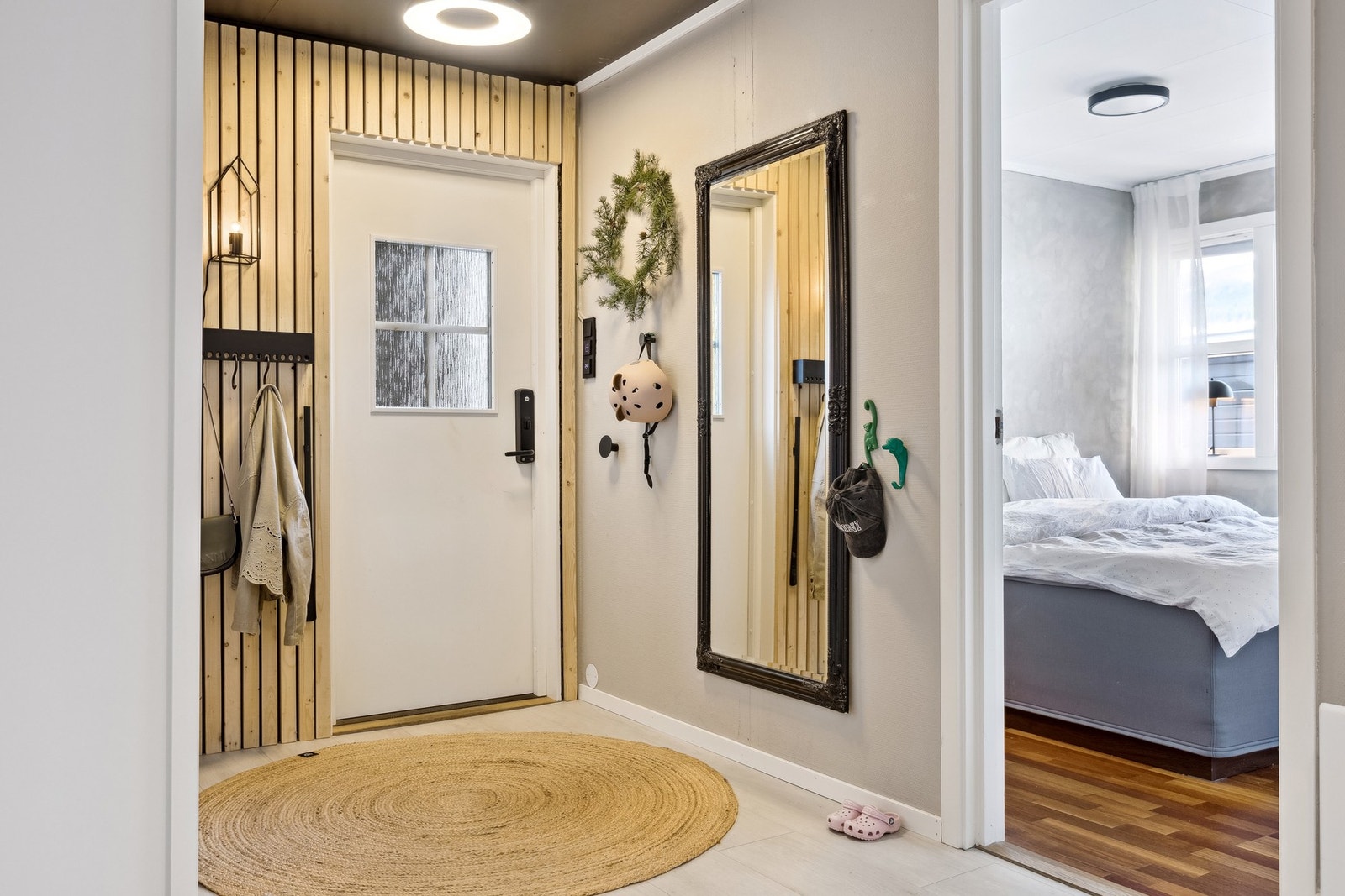 Fra hallen er det dør inn til hovedsoverommet. Galleribilde