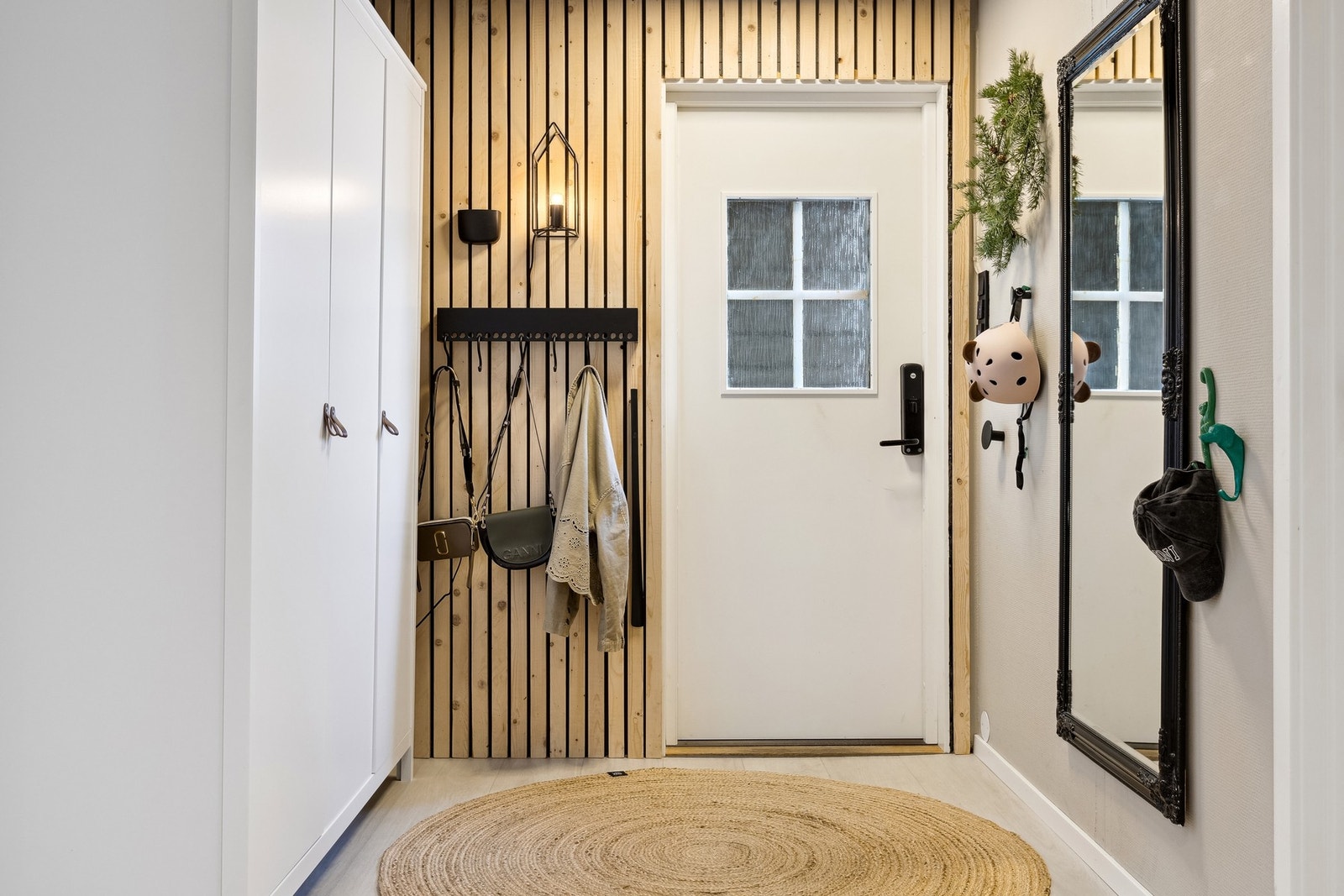 Moderne gang/hall møter deg når du kommer inn i denne flotte familieboligen. Galleribilde