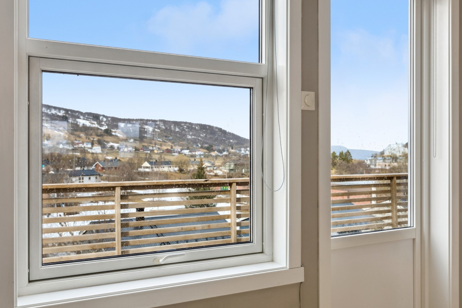 I front av stuen er det dør ut til en flott utsiktsveranda. Galleribilde