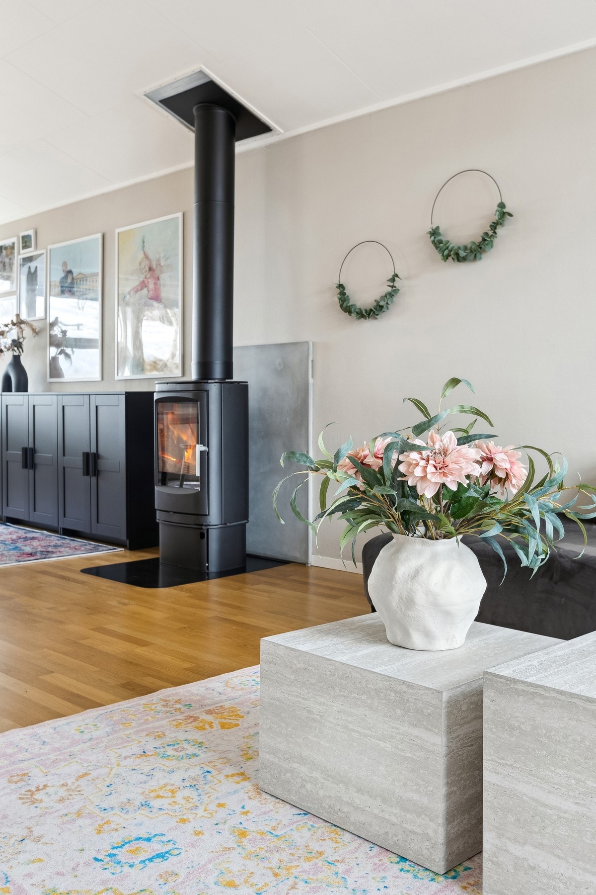 Moderne vedovn med stålpipe. Stålpipen ble montert i 2021. Galleribilde