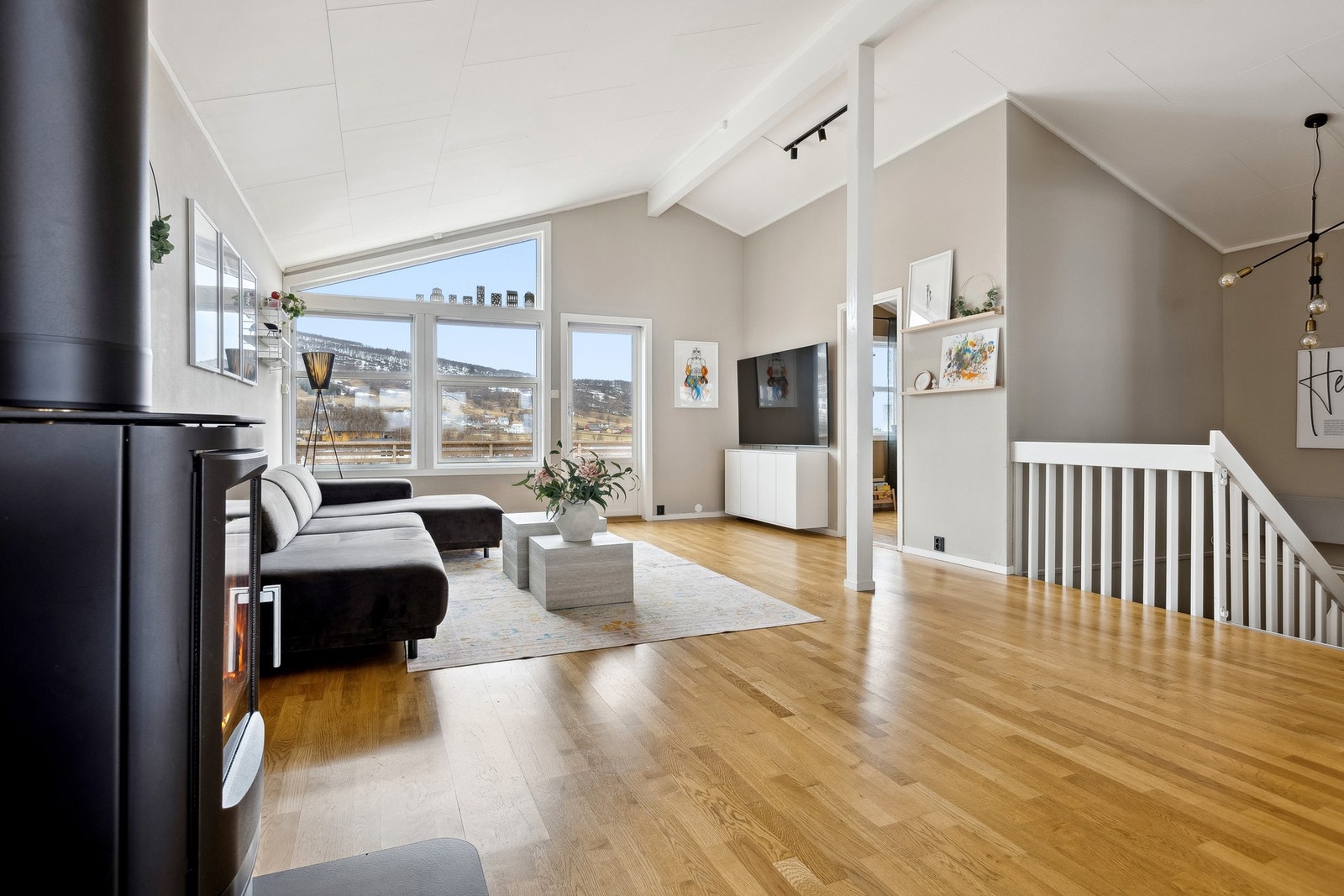 Oversiktsbilde av stuen. Til høyre i bildet ser dere døren inn til det 3. soverommet. Galleribilde