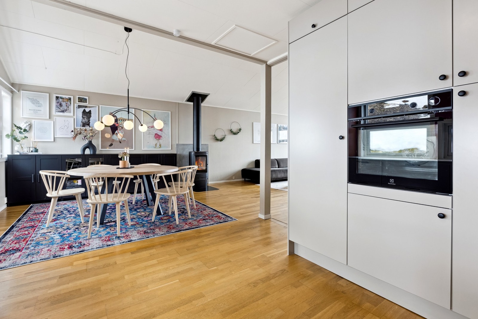 Utsikt mot spisestuen fra kjøkkenet. Galleribilde