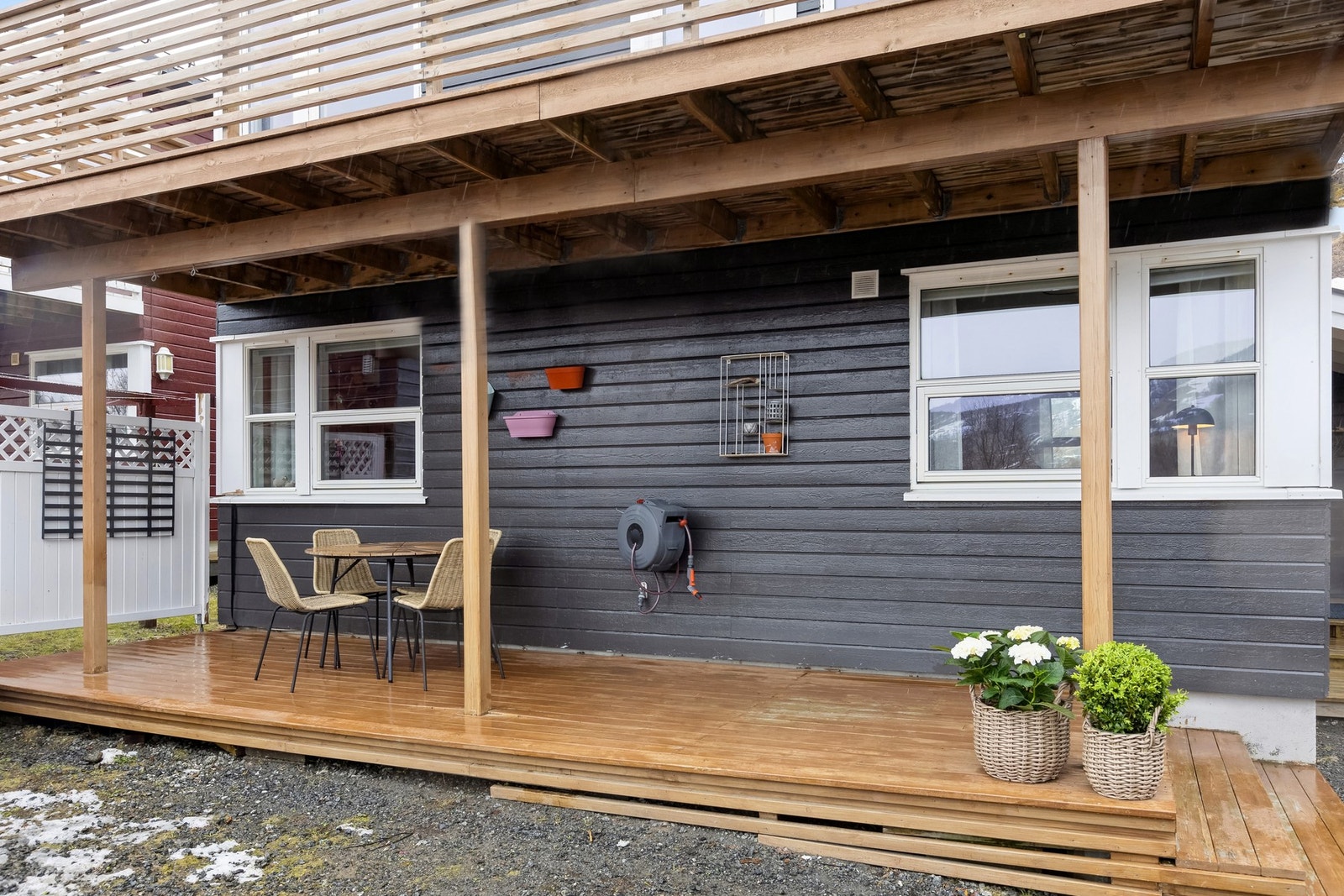 Koselig terrasse ved inngangspartiet. Galleribilde