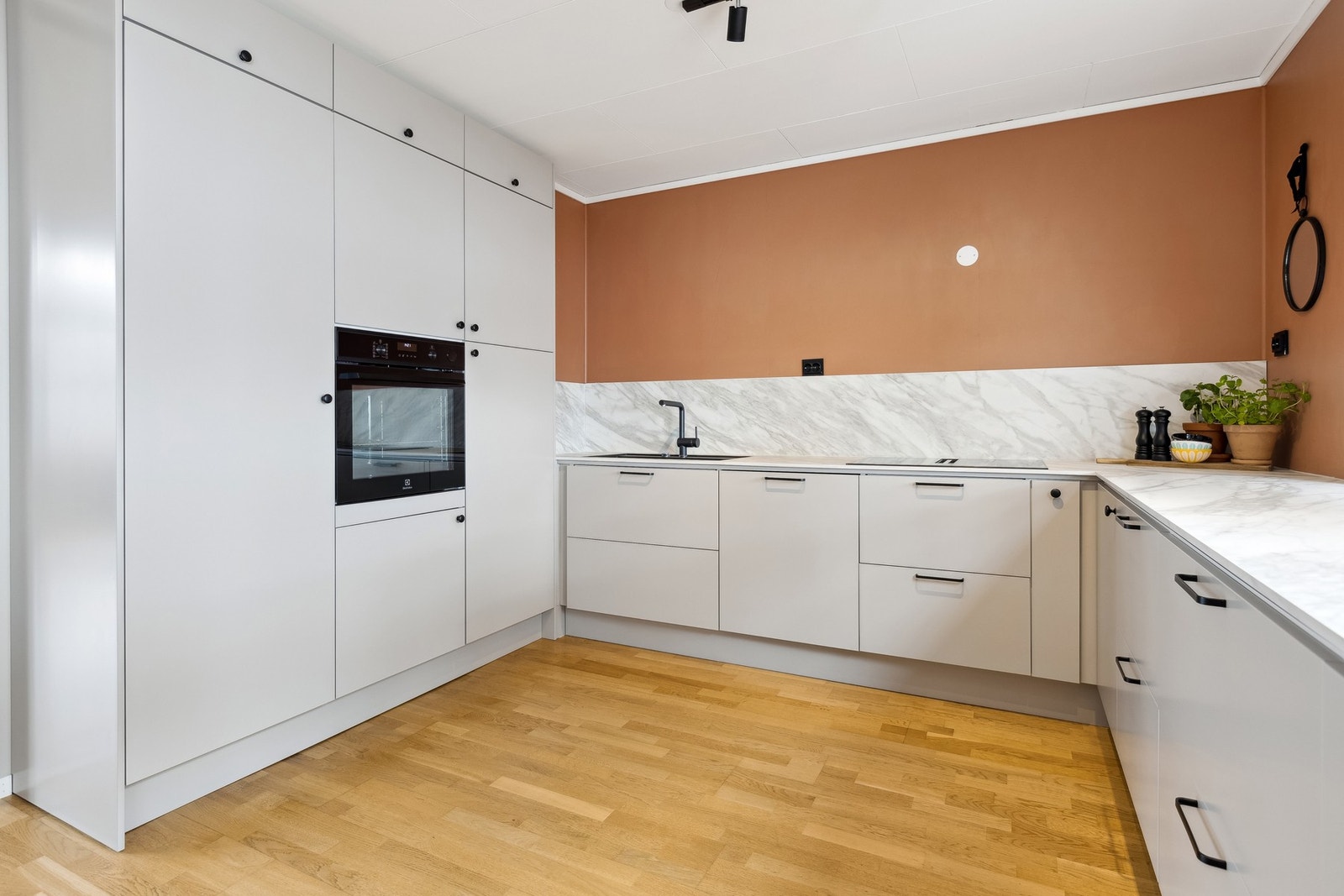 Nyere Epoq-kjøkken som er perfekt tilpasset kjøkkenrommet. Galleribilde