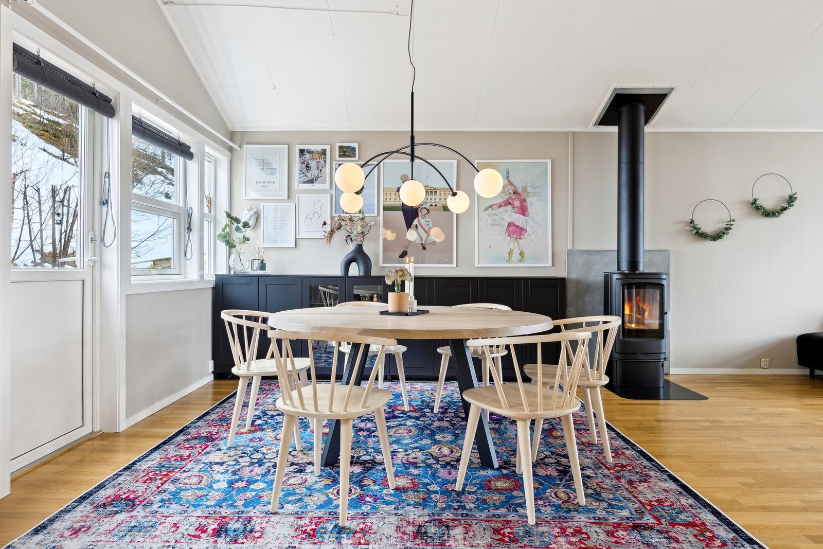 God plass til å plassere en stor spisestue. Galleribilde