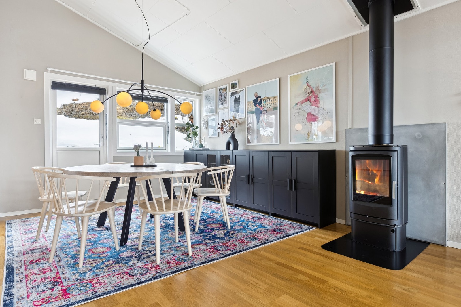 Det er dør i bakkant av stuen til en fin solplatting på baksiden. Galleribilde