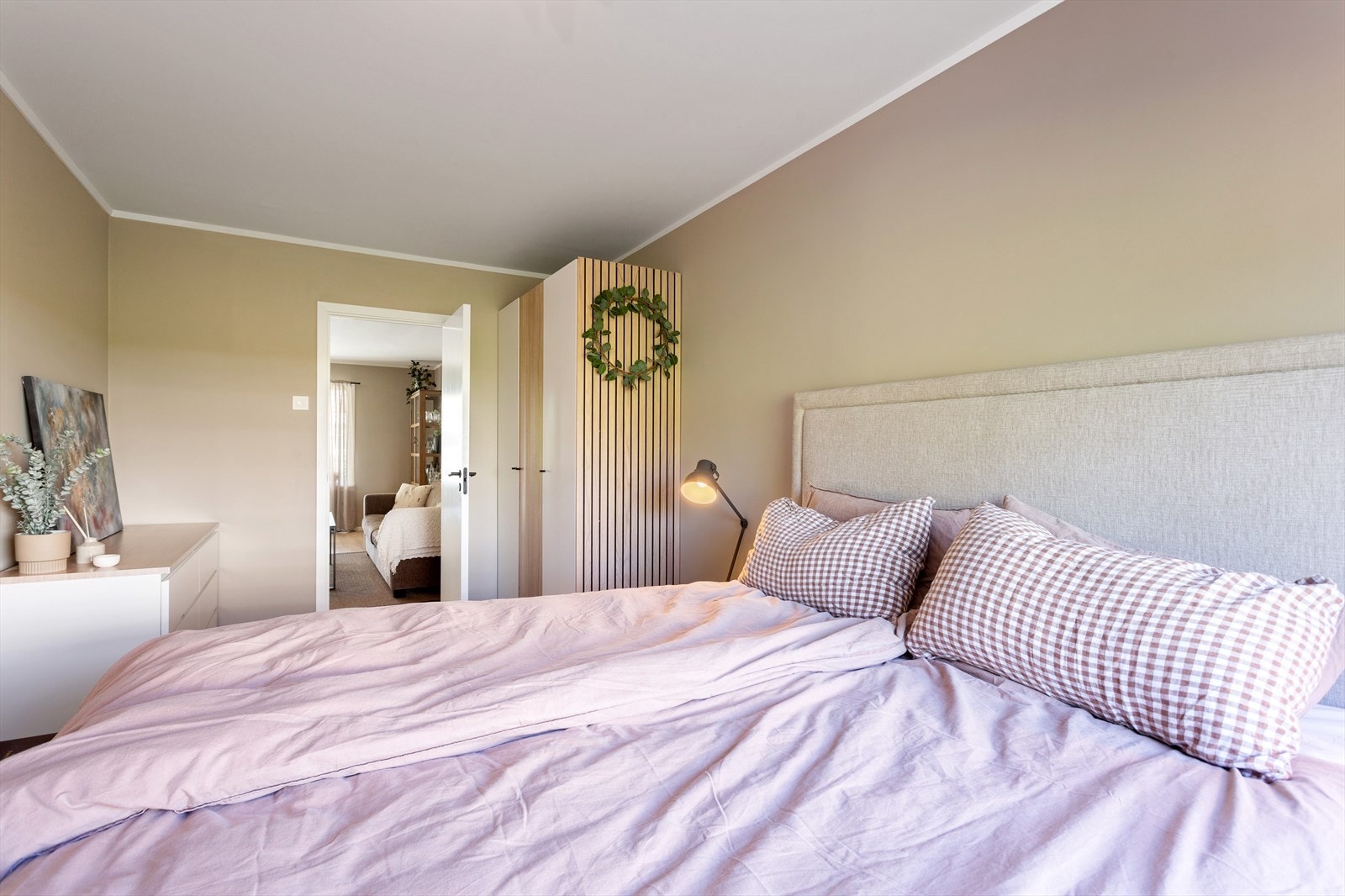 Her er det satt inn et garderobeskap med kule spiler på! Galleribilde