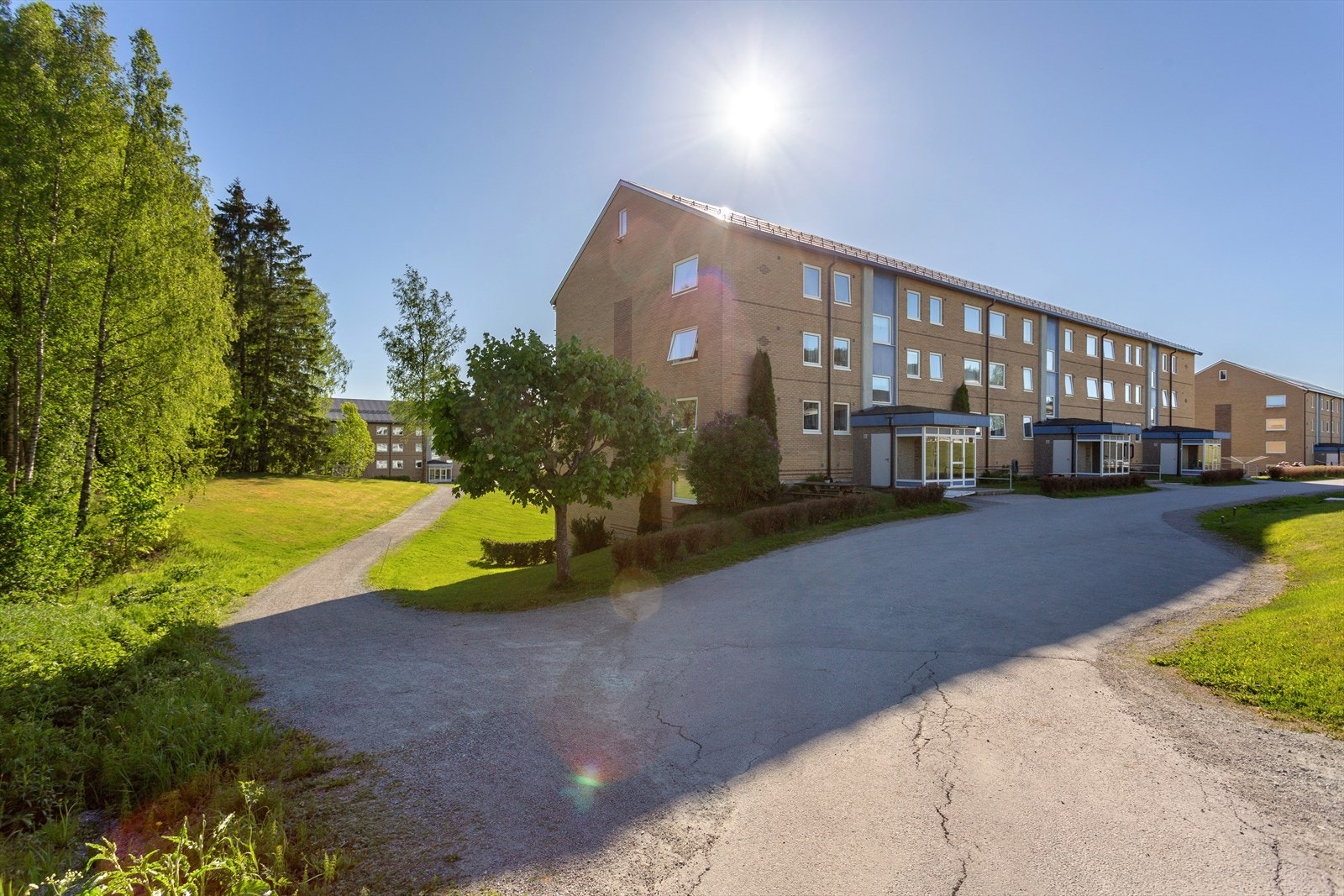 Blokken ligger helt innerst mot sykehusskogen og har kort vei til Langeland skole og sentrum av byen. Galleribilde