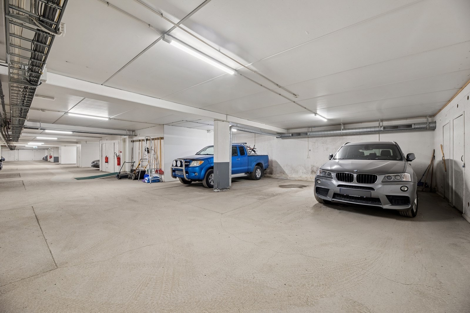 Lagringsplass i innvendig bod og i en bod i parkeringskjeller. Parkering i garasje. Galleribilde
