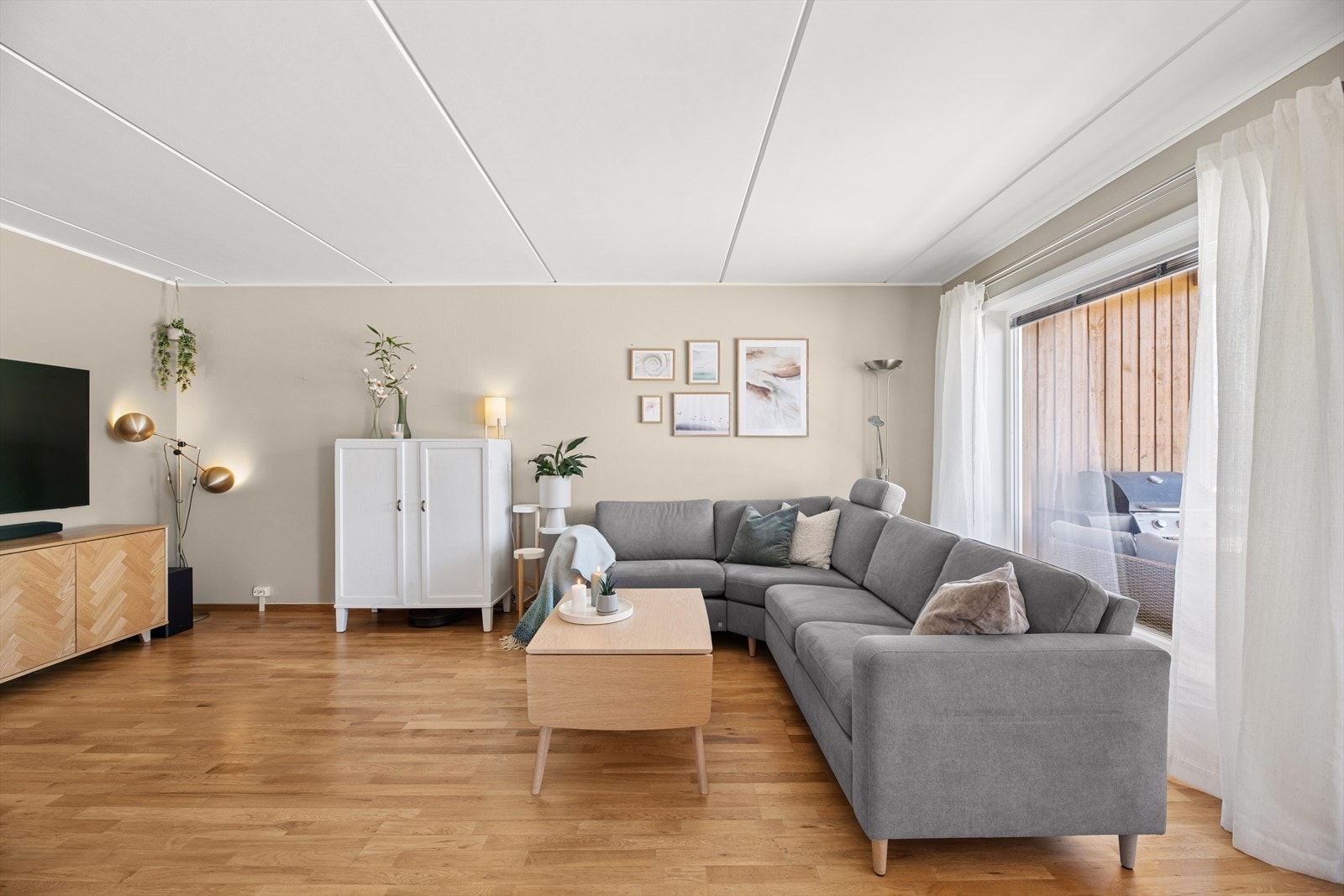 Stuen har god plass til sofagruppe, TV-benk, spisebord og annen ønsket innredning. Galleribilde