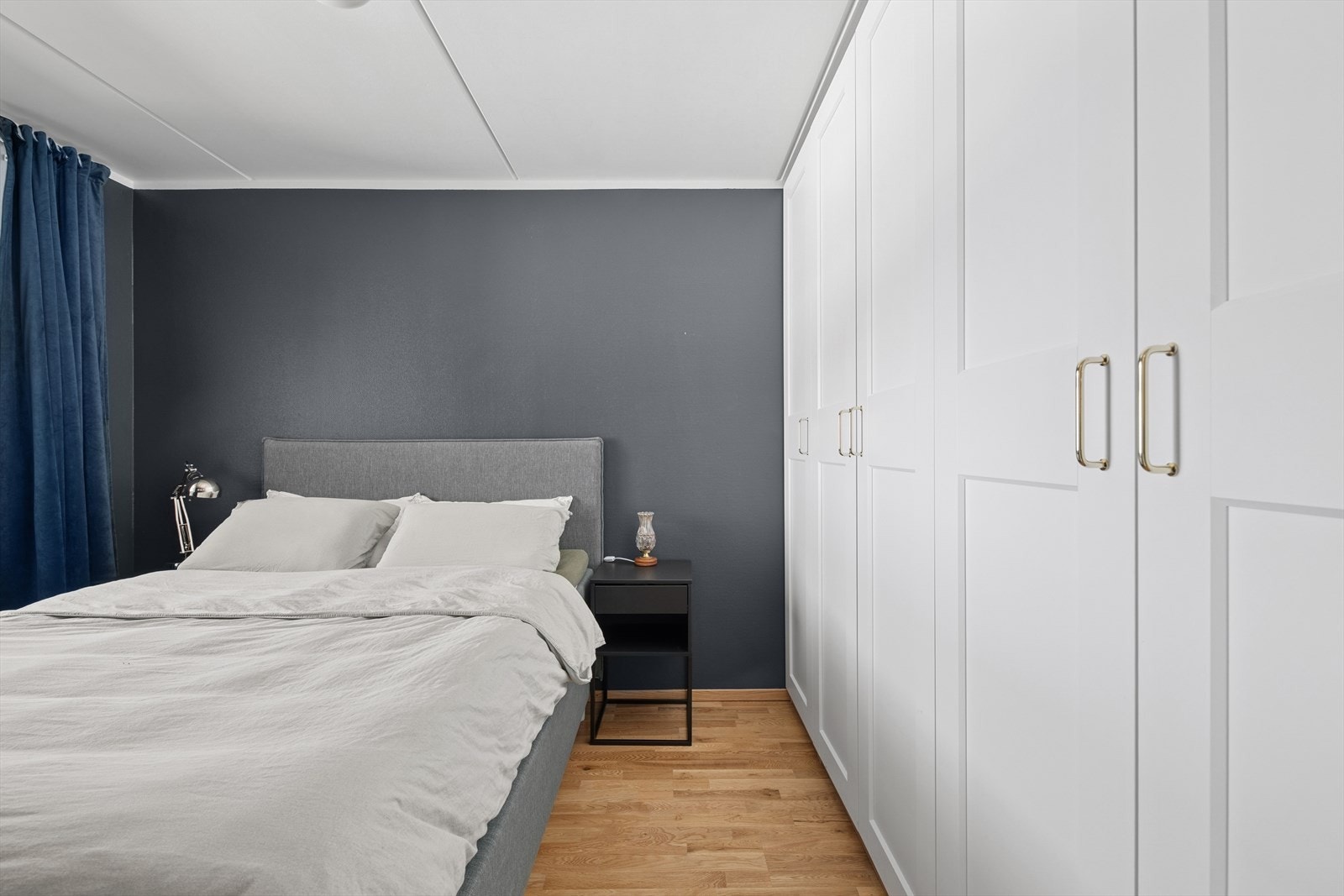 Dette soverommet har god plass til oppbevaring i garderobeløsning. Galleribilde