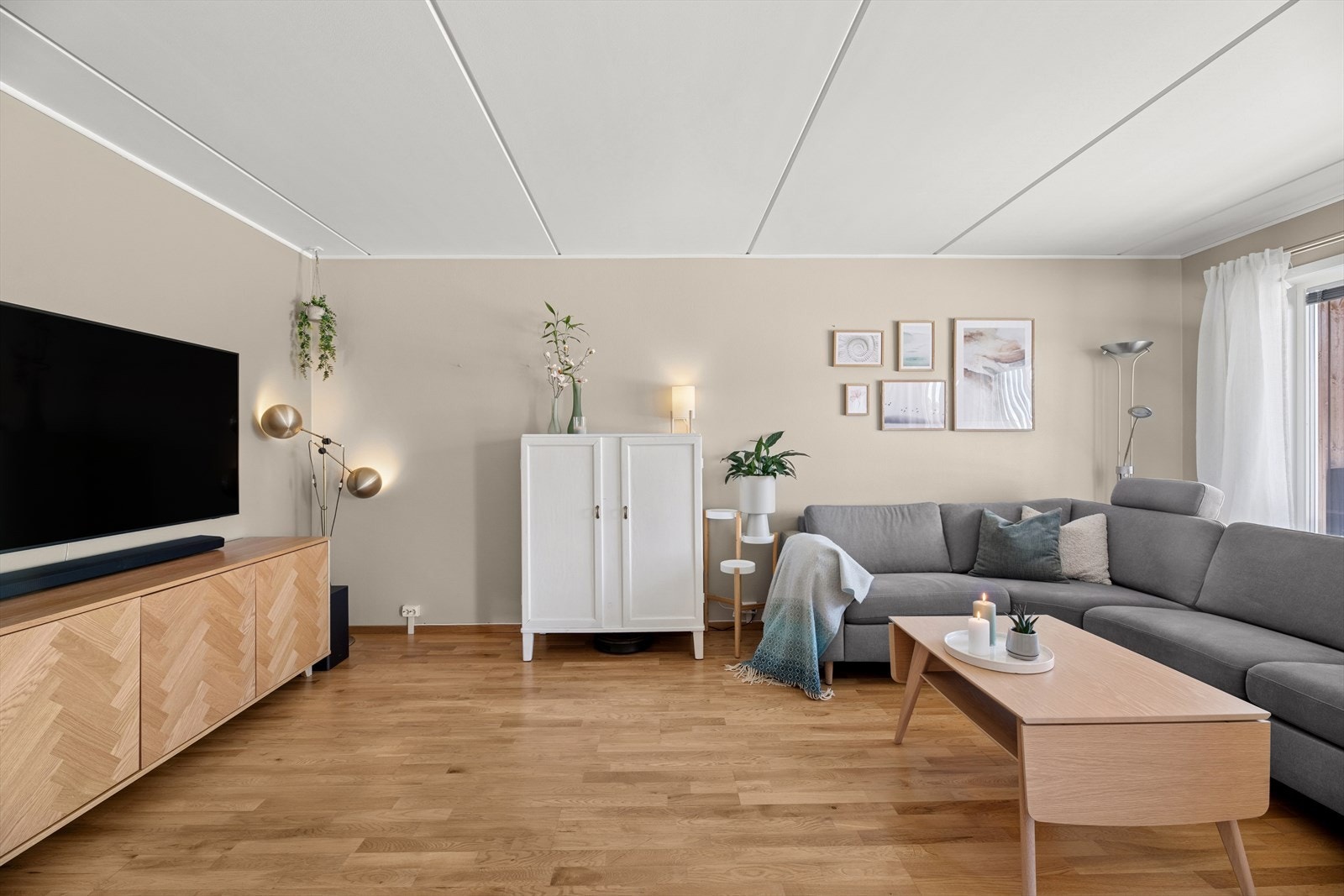 Åpen stue/kjøkken løsning som er lys og luftig. Galleribilde