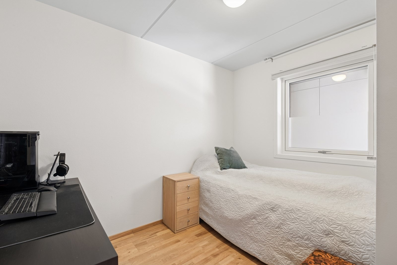 Soverom 2 har også god plass til dobbeltseng, tilhørende nattbord og ønsket garderobeløsning. Galleribilde