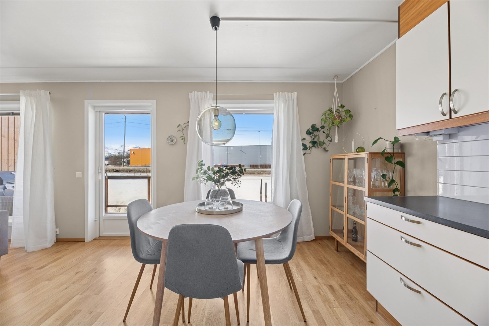 I tilknytting til stue og kjøkken er det plass til spisebord hvor man nyte de daglige måltidene. Galleribilde