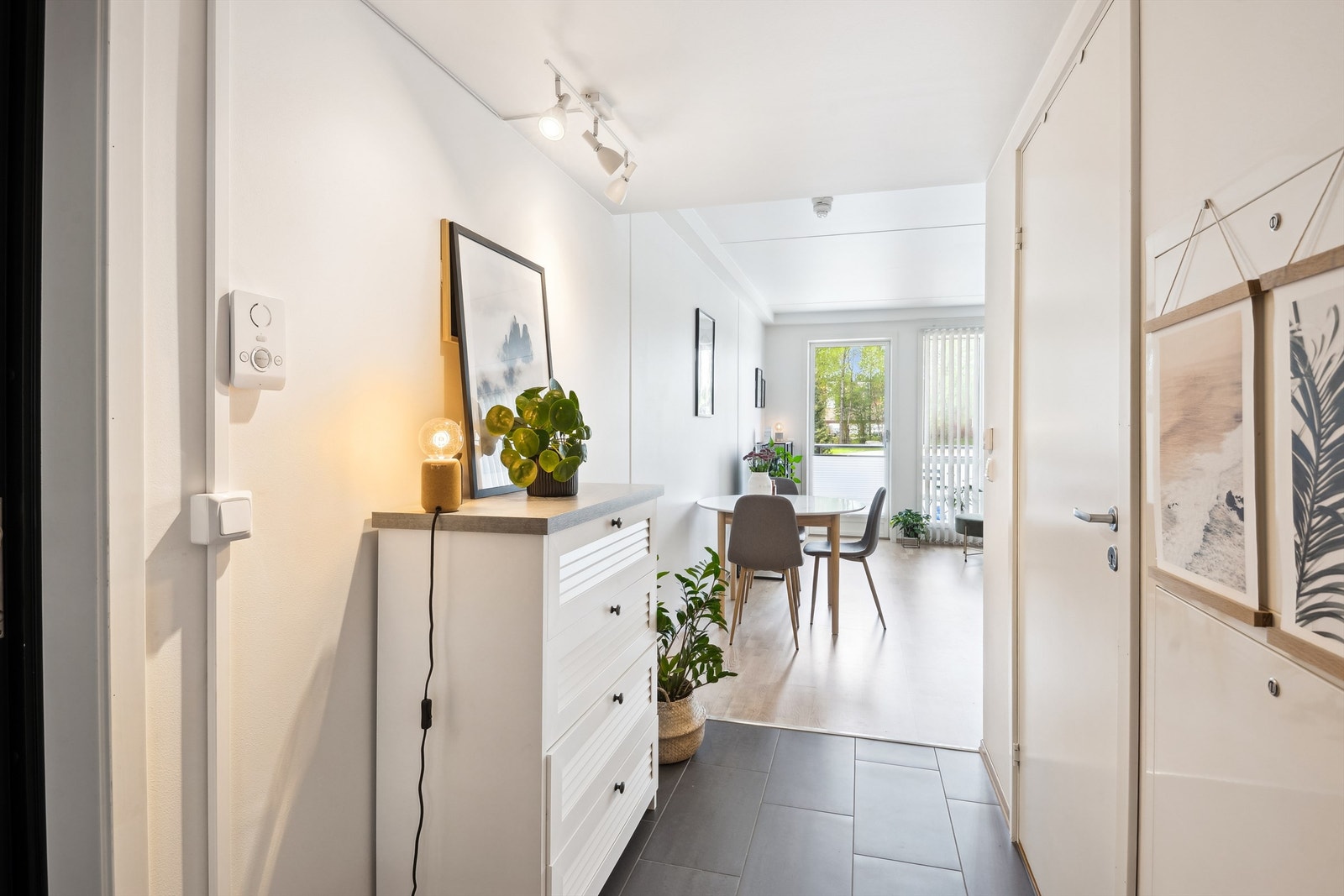 Entreen har adkomst til bad og soverom, samt åpen løsning til stuen Galleribilde