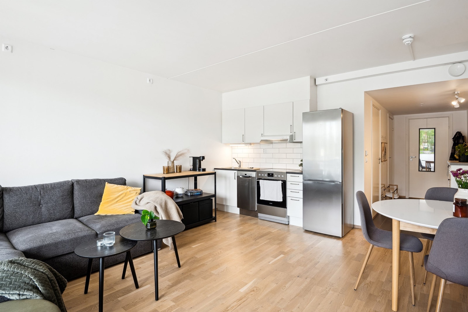 Tiltalende stue i åpen løsning med kjøkkenet med god plass til sofa-løsning og spisegruppe Galleribilde