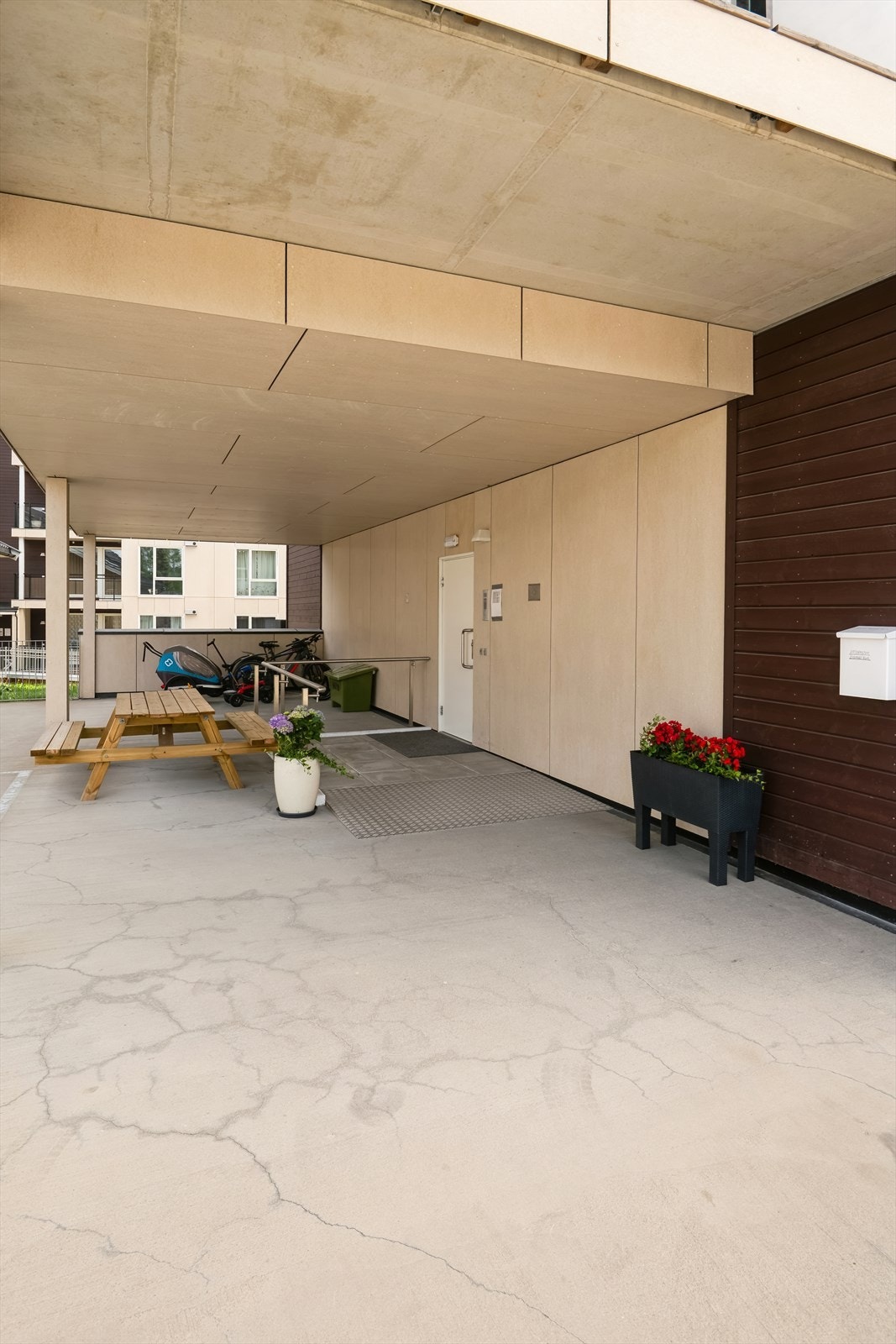 Utenfor ved inngangspartiet i 1 etg. Galleribilde