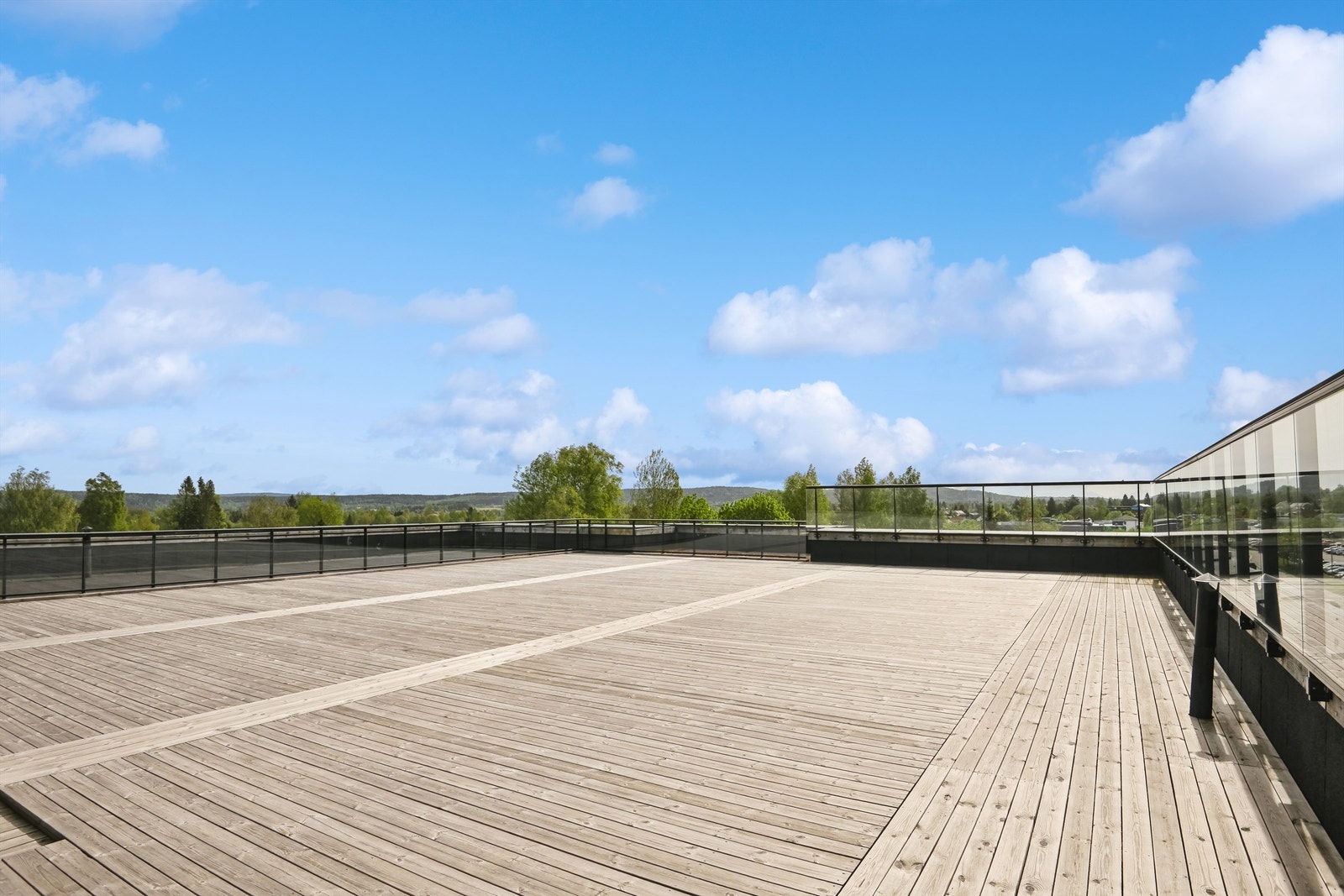 Sameiet har flott takterrasse som er meget romslig og med flott utsikt over nærområdet Galleribilde