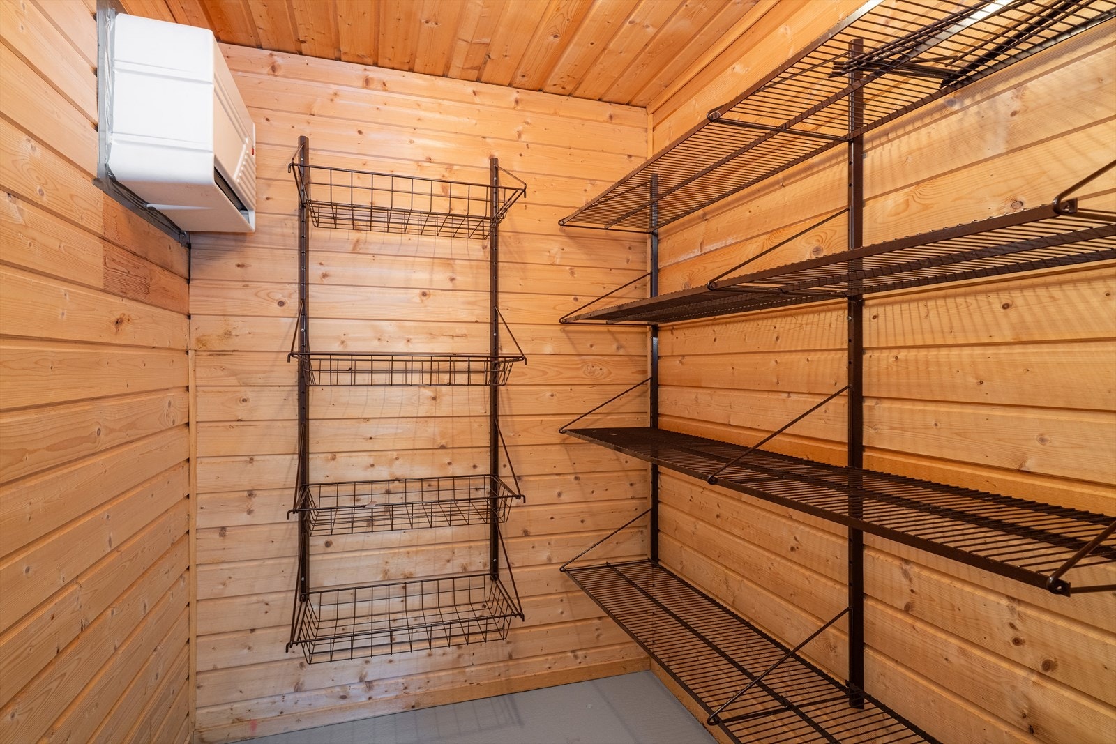 Det er godt med bodplass i sokkeletasjen, samt kjølerom med god hylleplass. Kjølerommet har eldre kjøleaggregat, og selger opplyser at rommet ikke er i bruk. Galleribilde