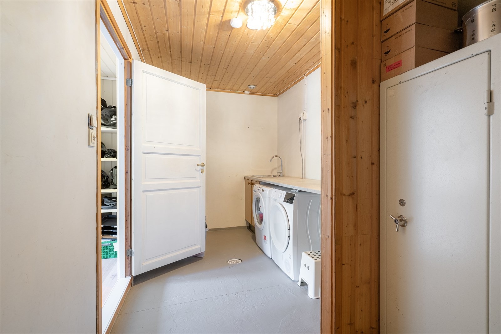 Boligen har eget vaskerom som er praktisk innredet med arbeidsbenk, underskap og vaskekum, og hvor hvitevarer er plassert under benken. Vaskerommet har malt betonggulv med varmekabler og malte plater/malt mur på veggoverflatene. Galleribilde