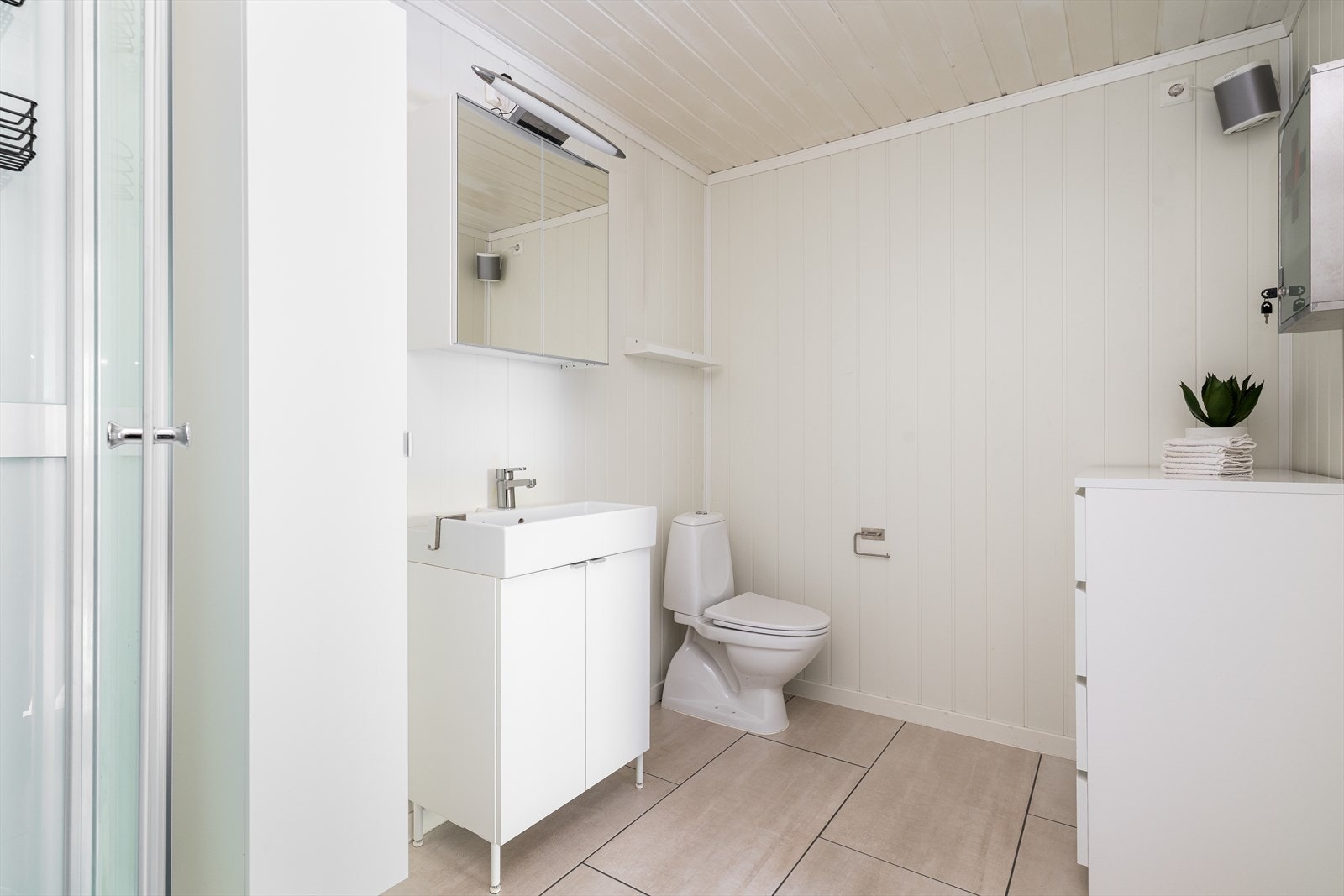 Dette badet er opprinnelig fra byggeår, men har nye overflater fra 2019 med flislagt gulv og malte panelplater på veggene. Varmekabler fra byggeår. Galleribilde